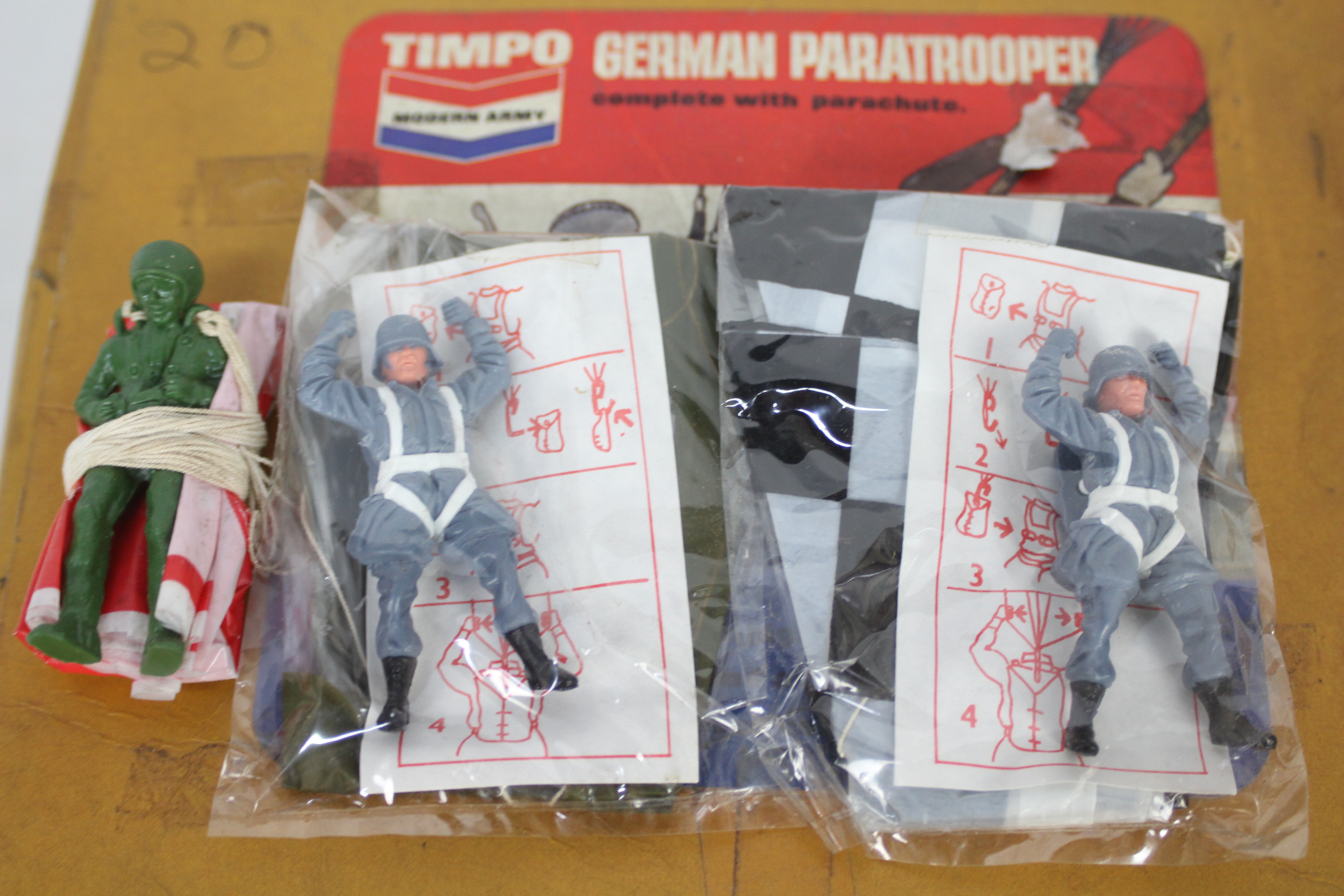 Timpo - A shop Counter Box containing 10 unopened German Paratrooper figures # 1042. - Image 3 of 4