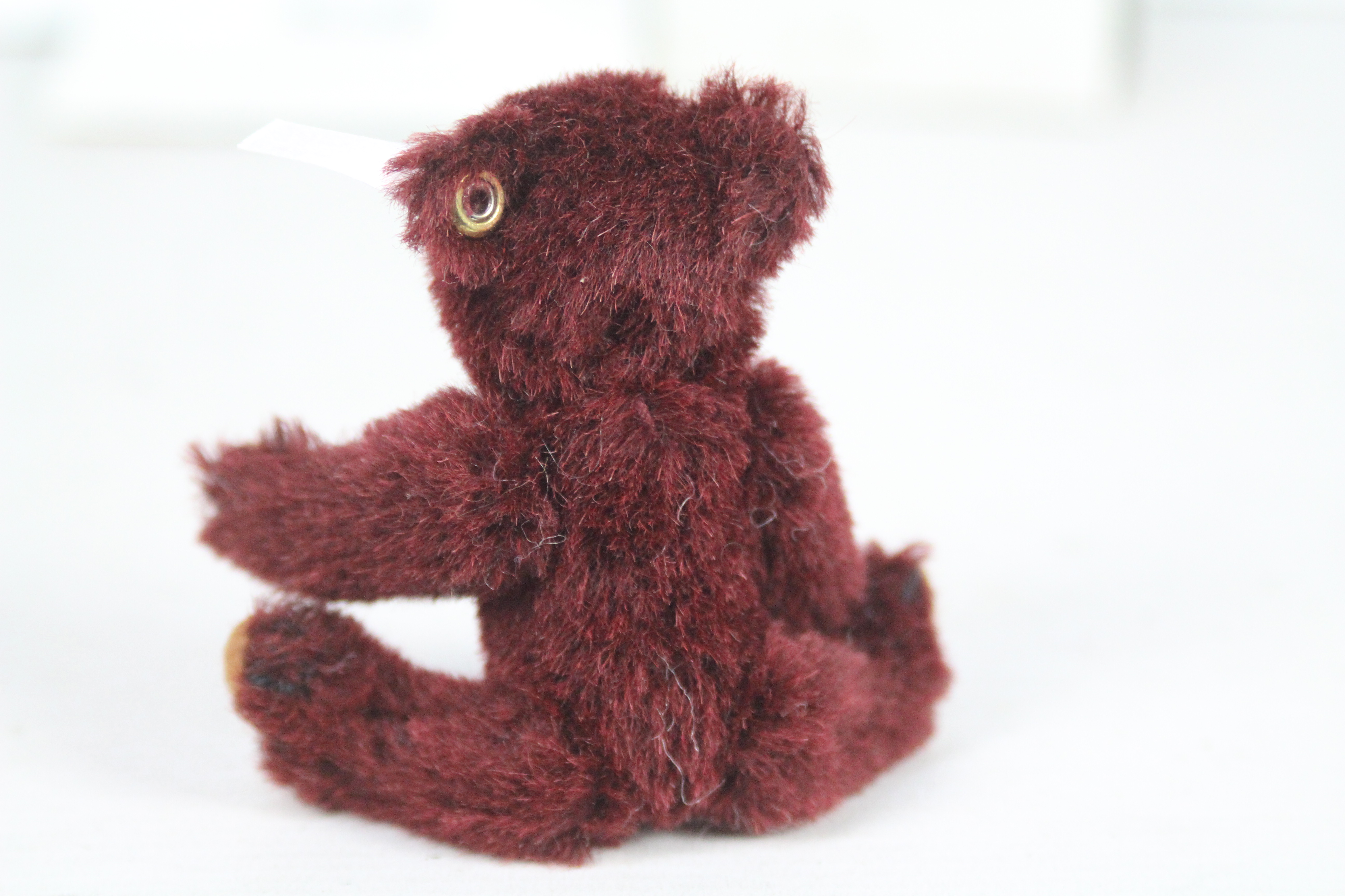 Steiff - A boxed miniature alpaca hair 'Annual Gift 2012' bear - The burgundy bear has plastic eyes, - Bild 3 aus 3