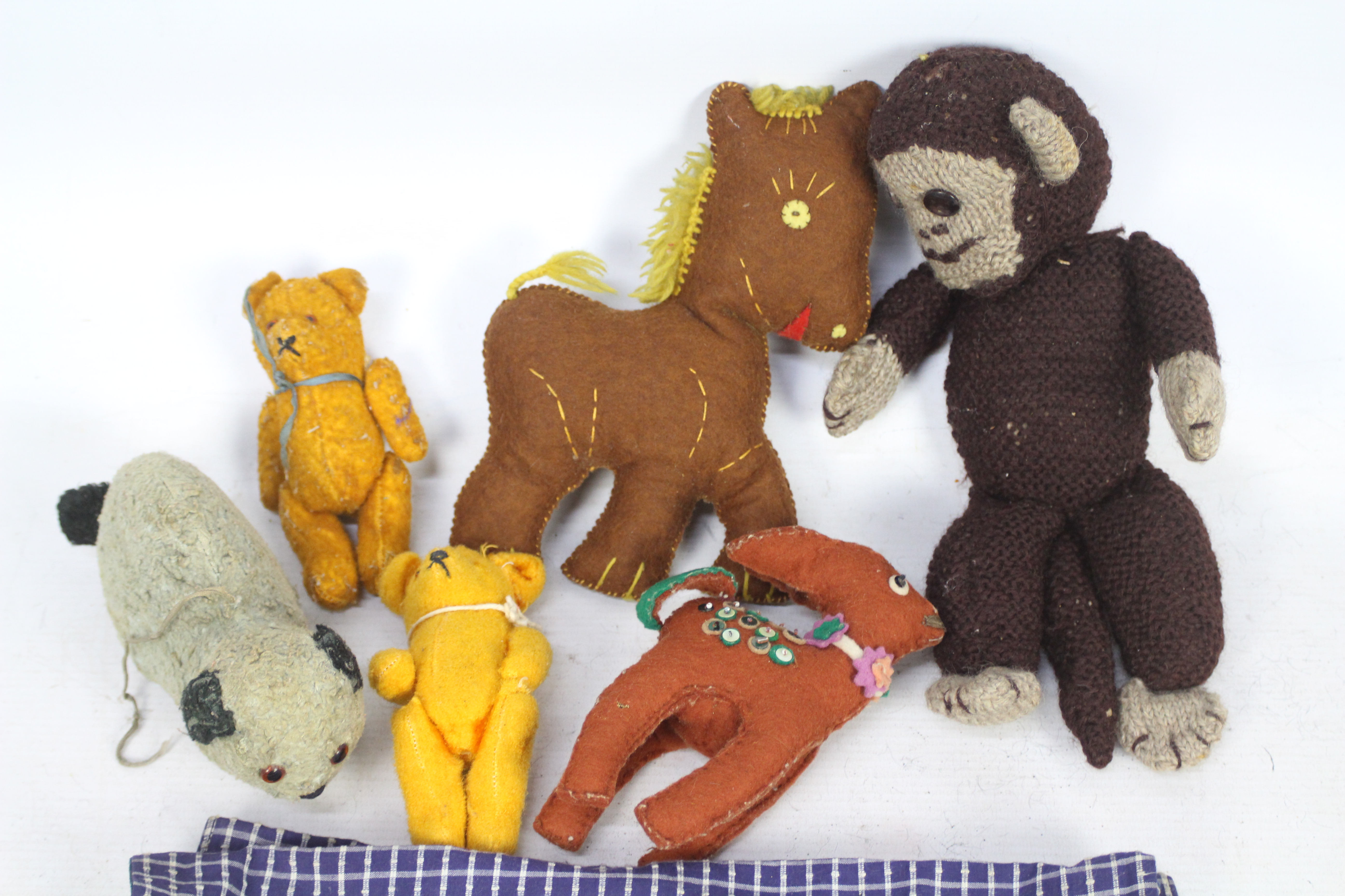 Unknown Maker - 6 vintage soft toys including two golden Bears with jointed limbs which are - Bild 2 aus 3