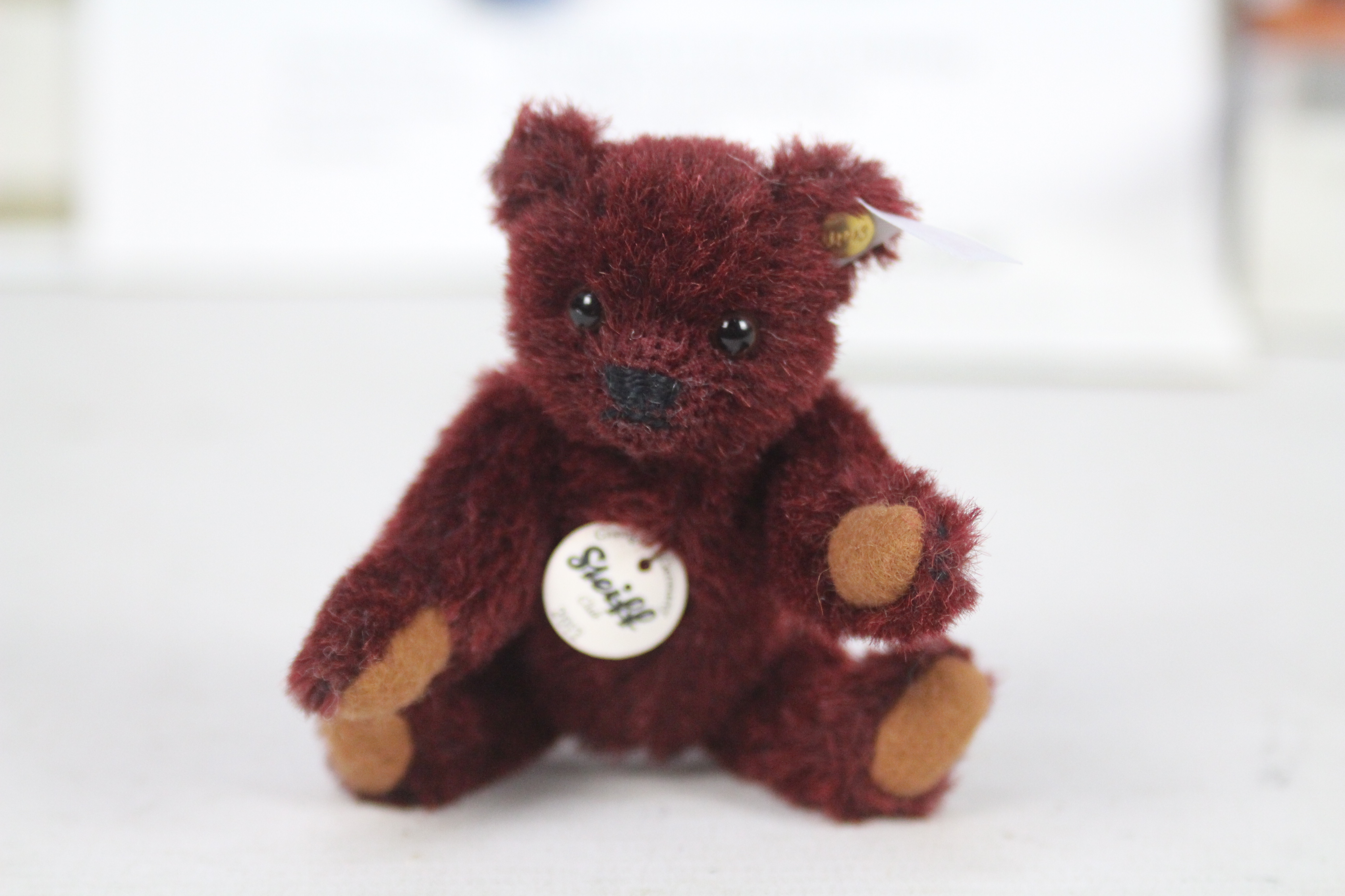 Steiff - A boxed miniature alpaca hair 'Annual Gift 2012' bear - The burgundy bear has plastic eyes, - Bild 2 aus 3