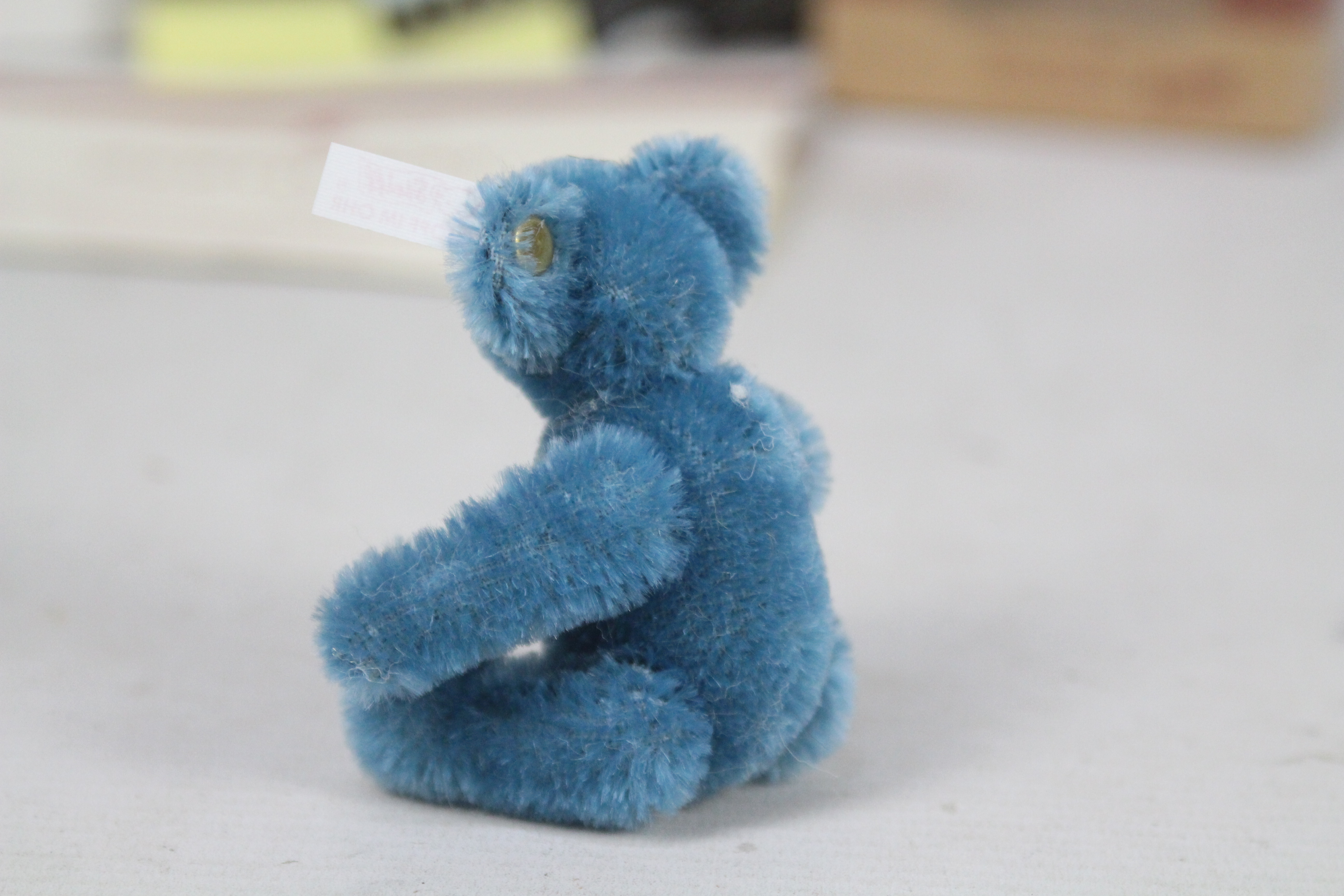 Steiff - A boxed miniature mohair 'Annual Gift 1998/99' bear - The 'unusual blue' bear has plastic - Bild 3 aus 4