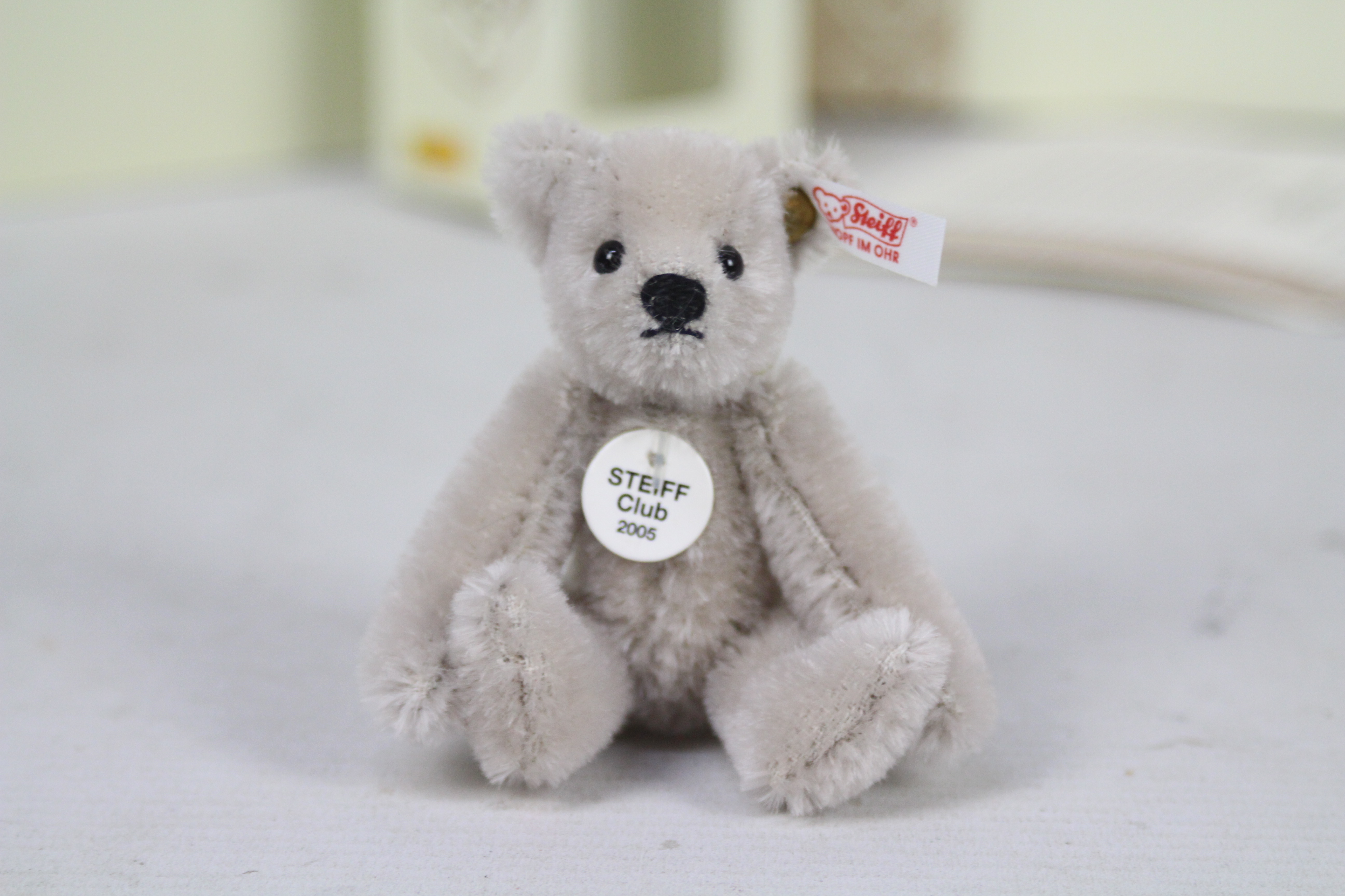 Steiff - A boxed miniature mohair 'Annual Gift 2005' bear - The silver grey bear has plastic eyes, - Bild 2 aus 5