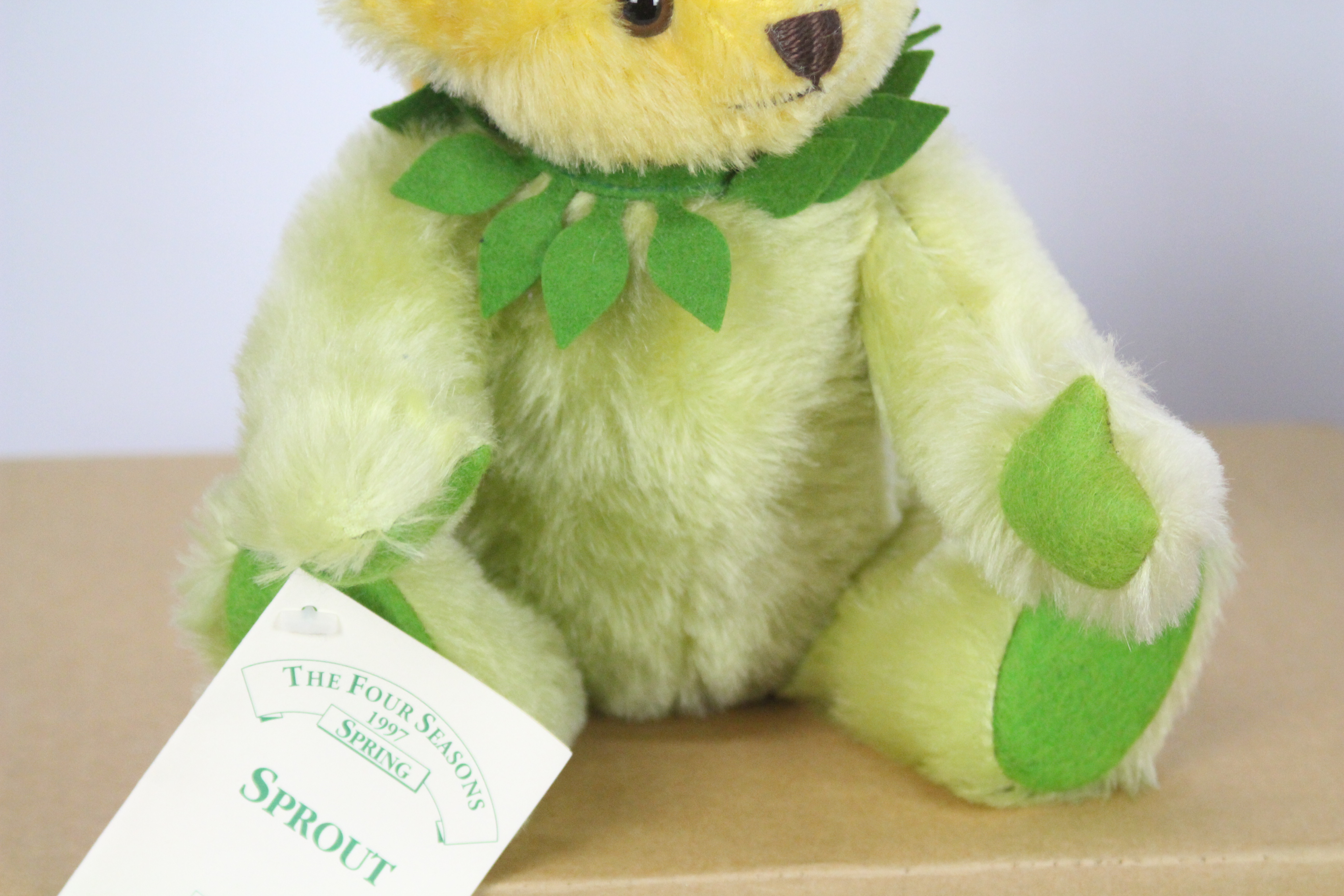 Steiff - A boxed green / blonde mohair #00990 Four Seasons 'Sprout' Spring 1997 - The green bear - Bild 4 aus 6