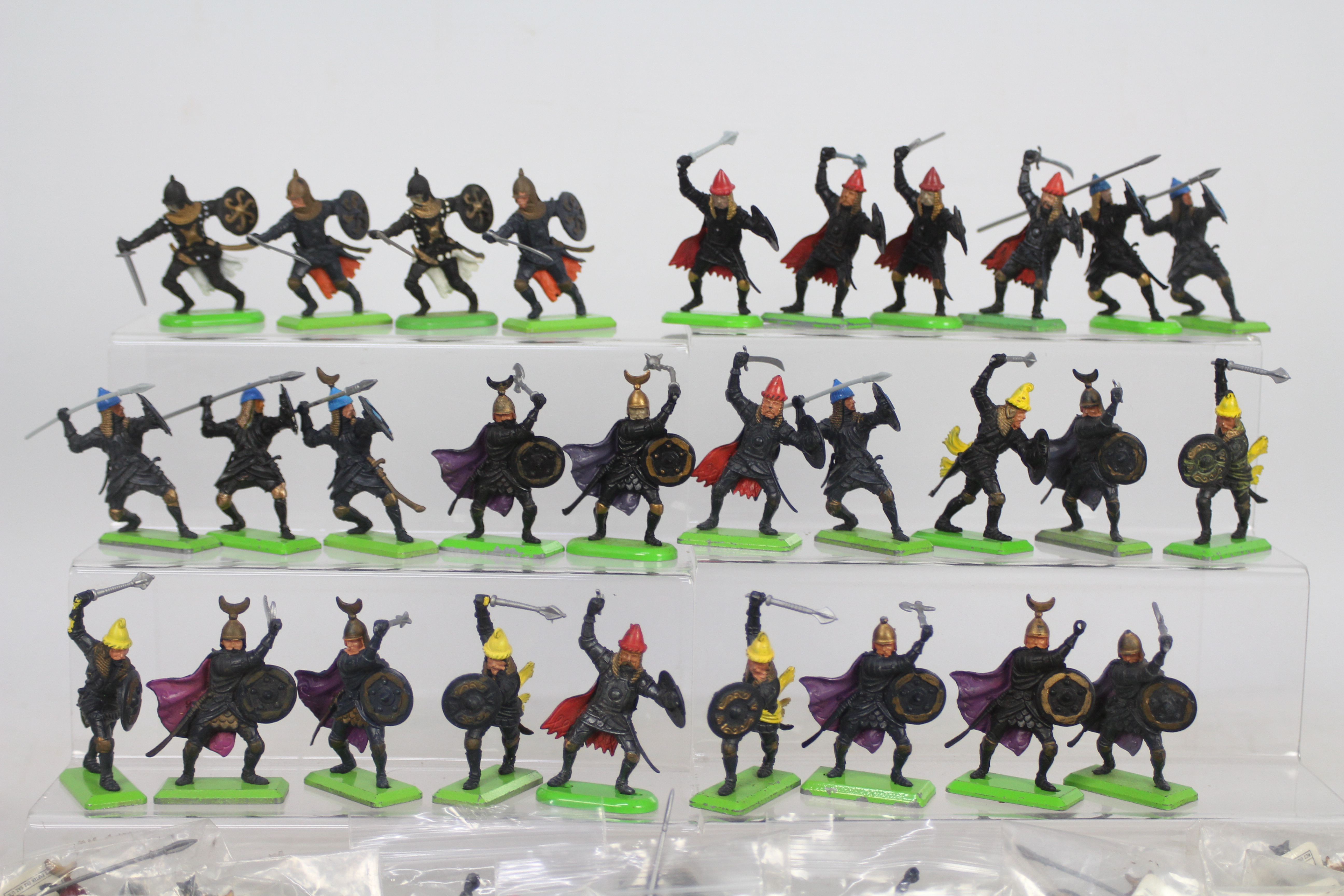 Britains - Deetail - A collection of 52 Foot Knights including 23 which are individually bagged and - Bild 2 aus 5