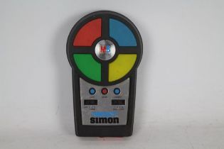 Pocket Simon - Handheld Light Sound Puzzle Game Toy - MB Electronics - 1980's.