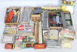 Wardie - Tri-ang - Airfix - A collection of OO gauge railway accessories including buildings,