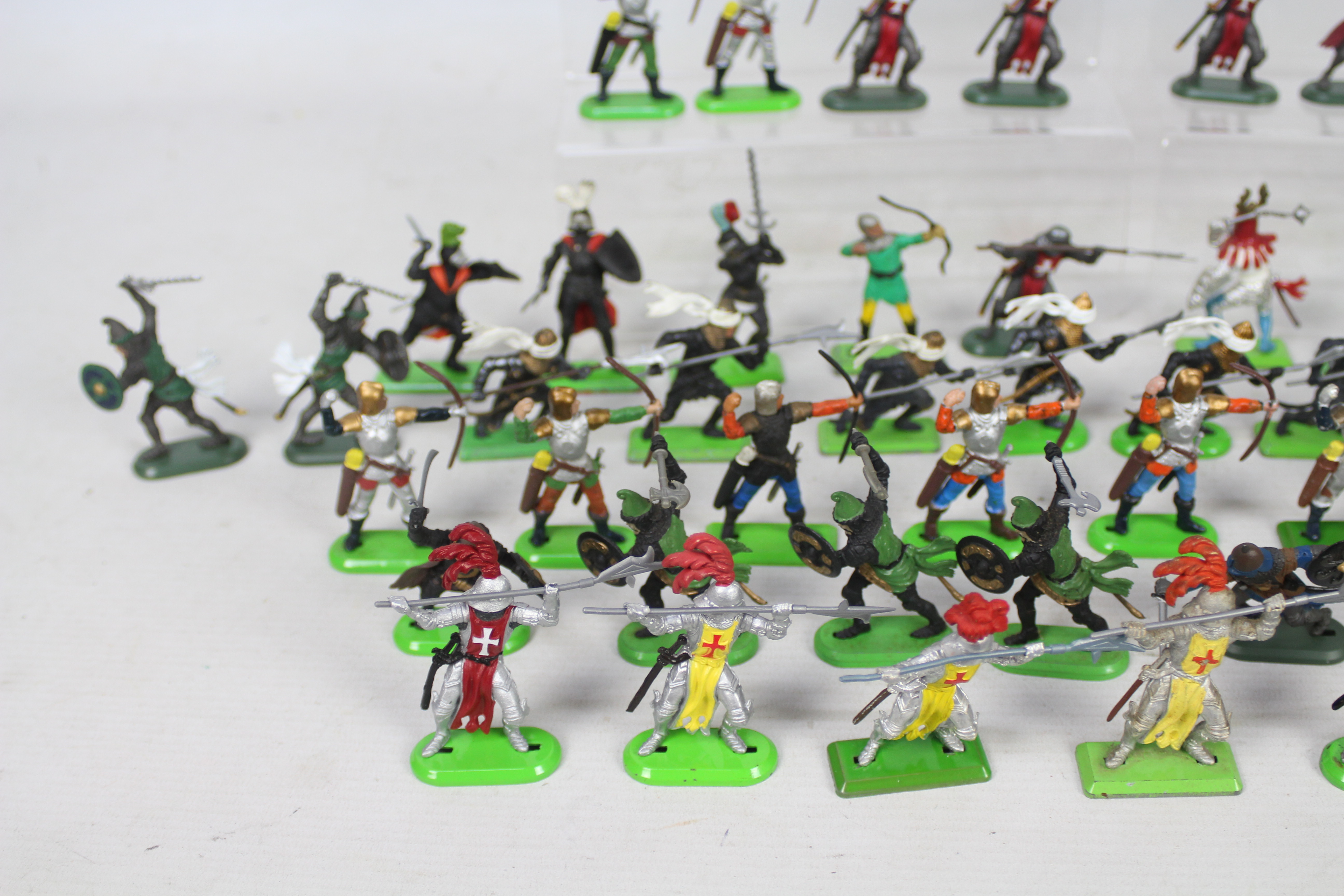 Britains - Deetail - A group of 70 Foot Knights, some made in England, some made in China. - Image 3 of 5