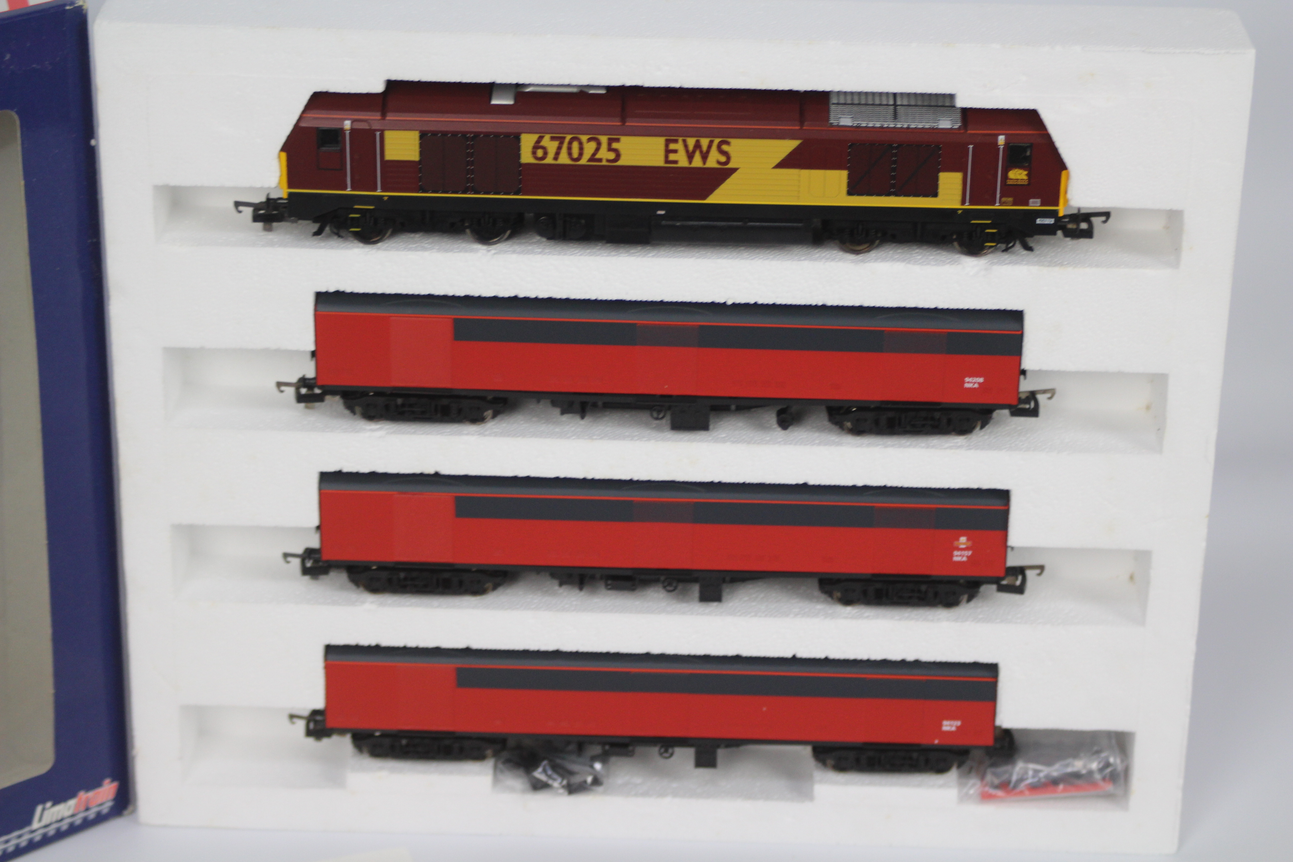 Lima - A boxed OO gauge set of Class 67 loco in EWS maroon livery operating number 67025 with 3 - Bild 2 aus 3