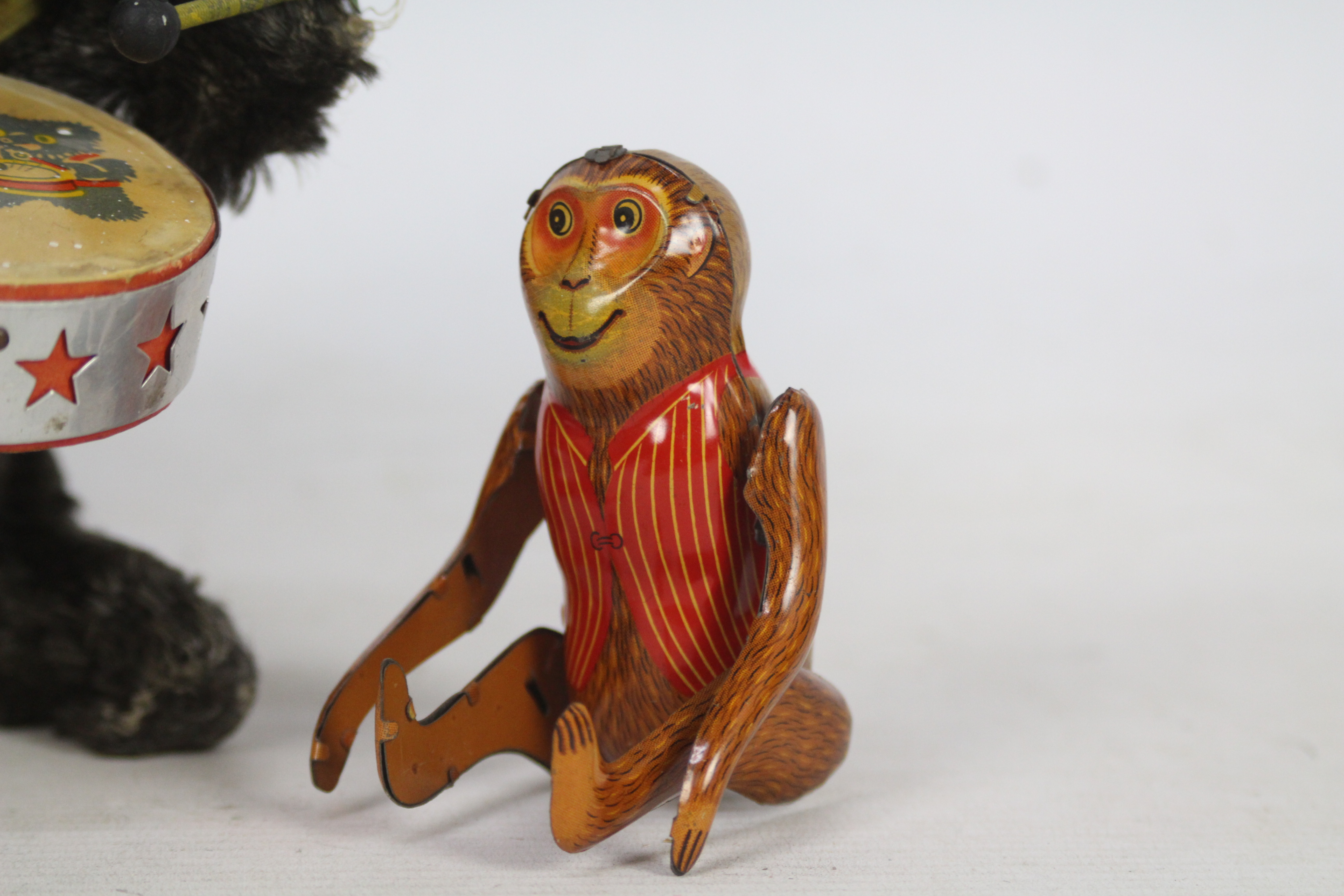 Unknown Makers - A collection of vintage clockwork and tinplate toys including a Drumming Bear - Bild 4 aus 4