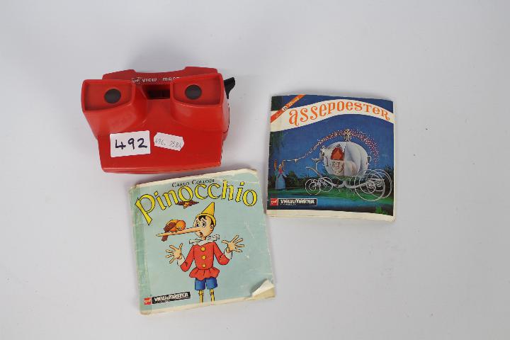 View Master - a View Master with Pinocchio B3111, B3113, B3112, Flintstones B5203, B5202,