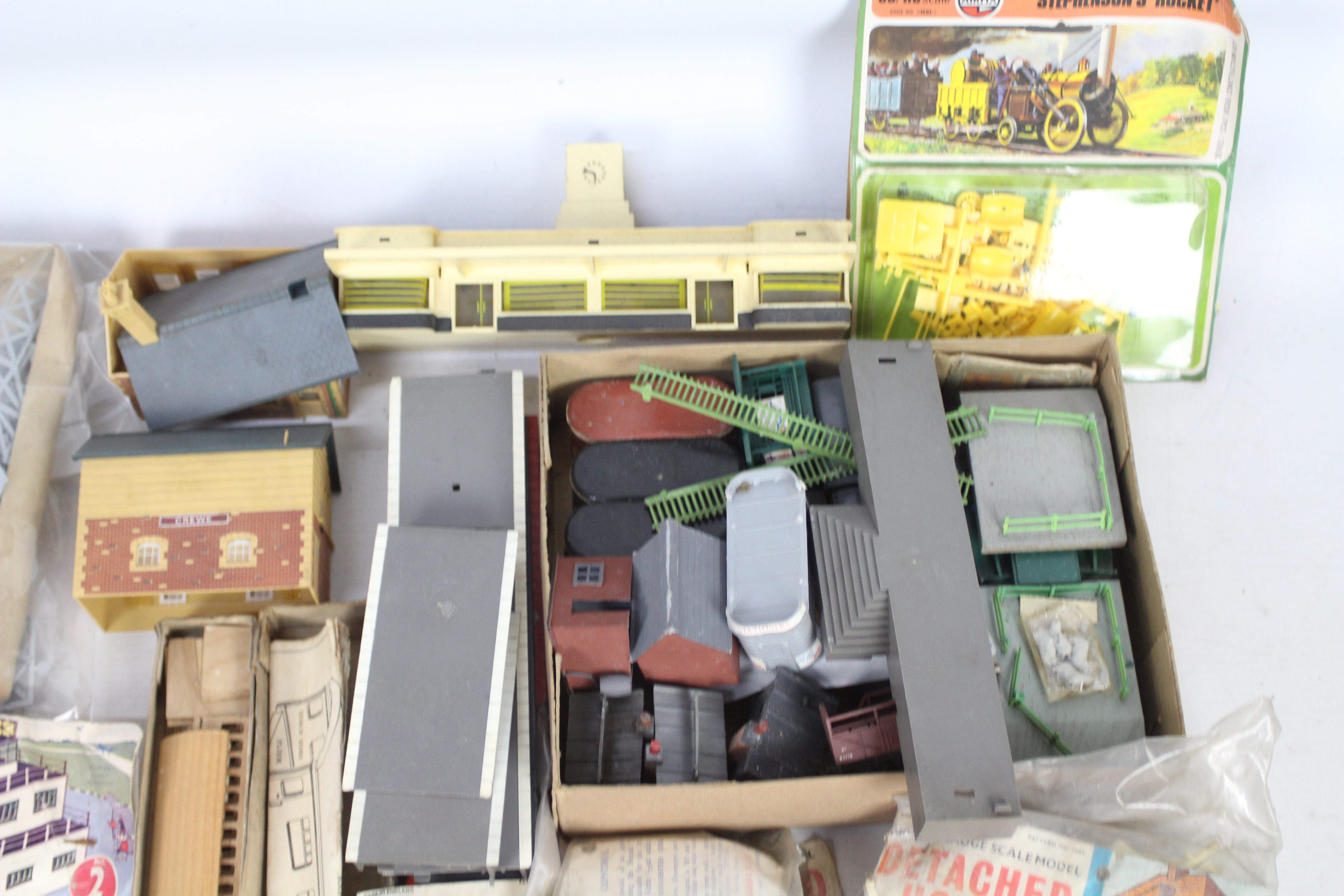 Wardie - Tri-ang - Airfix - A collection of OO gauge railway accessories including buildings, - Bild 4 aus 5