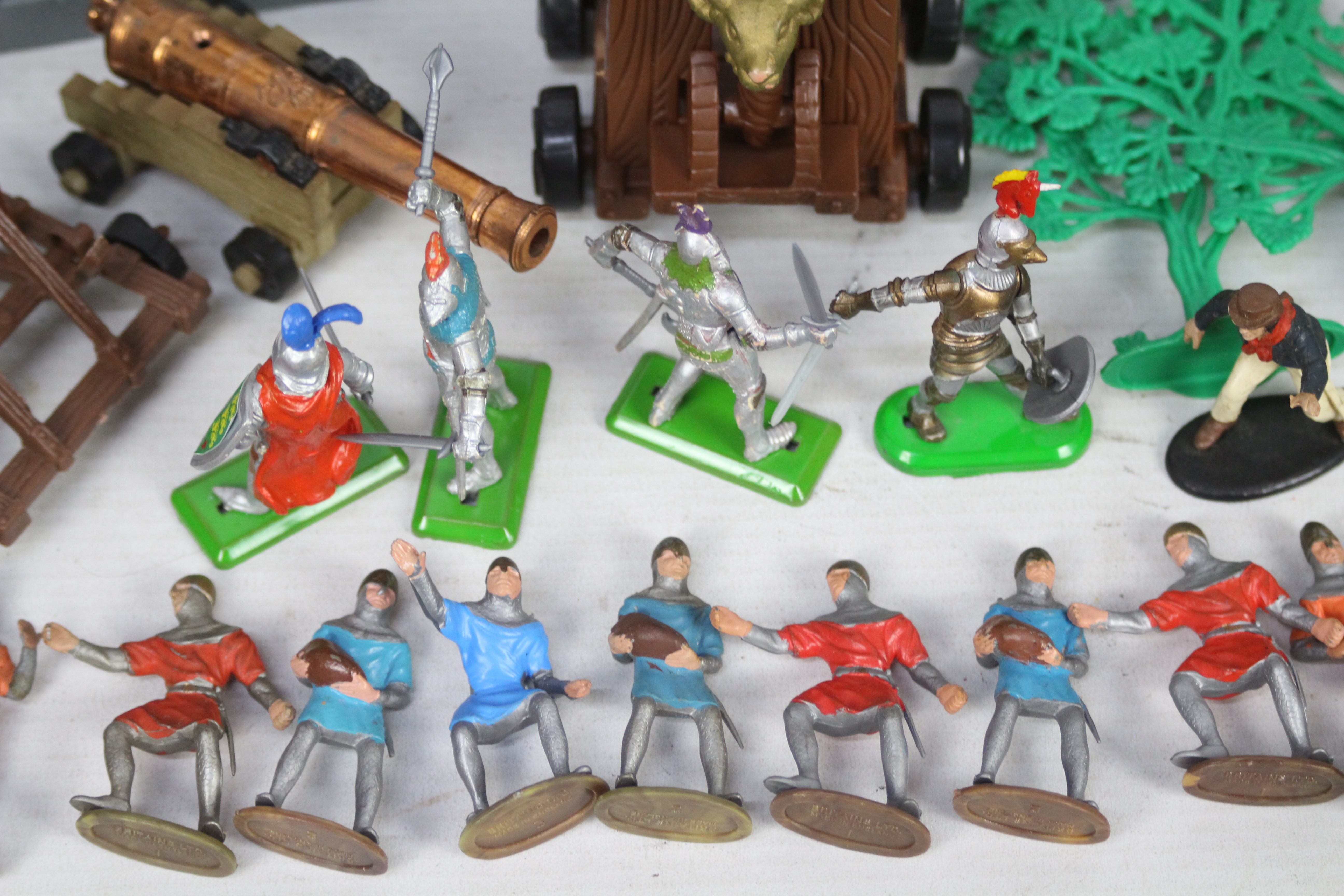 Britains - Timpo - A collection of medieval soldiers and accessories including 41 loose figures, - Bild 6 aus 6