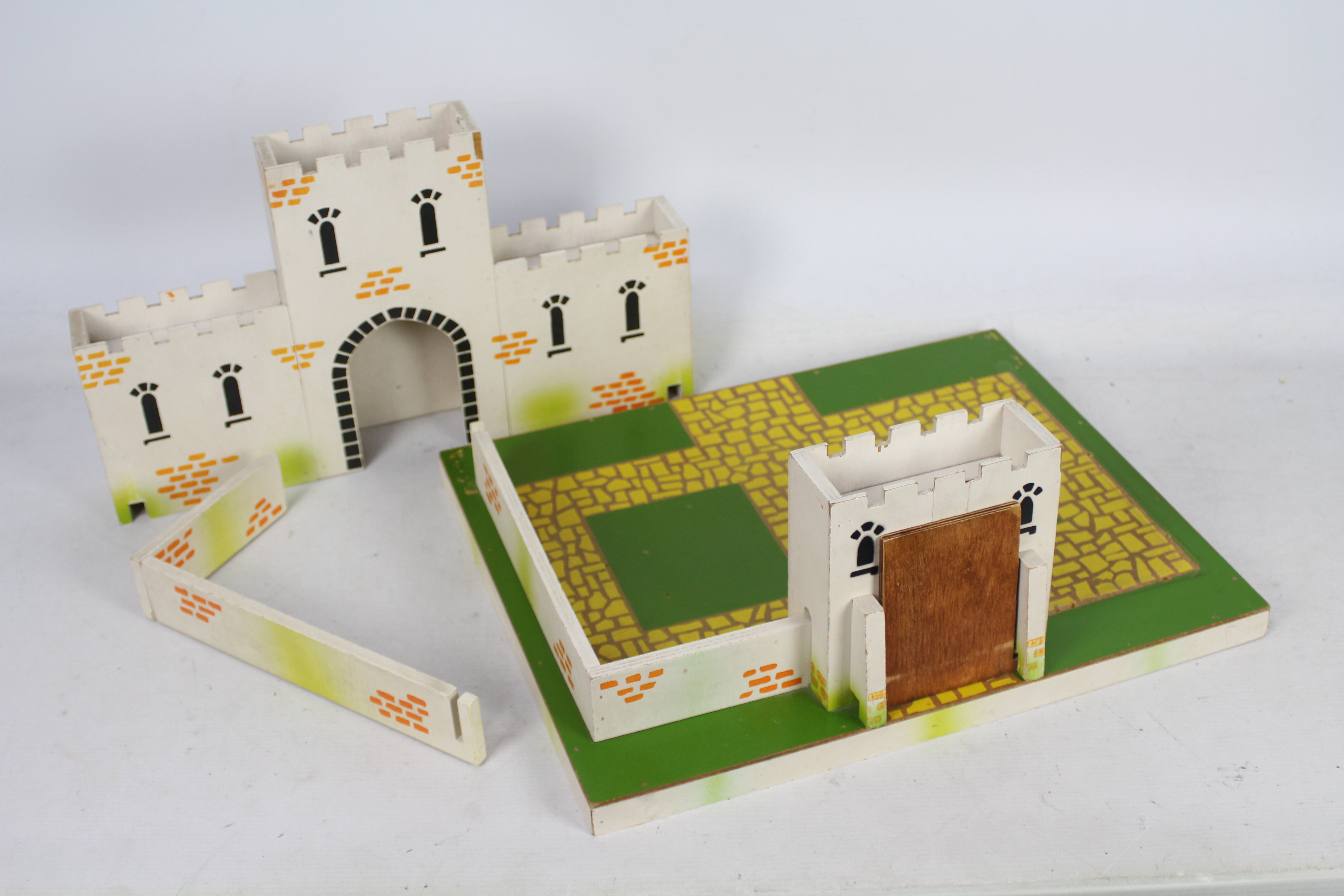 Joytoy - A vintage British made wooden Joytoy Castle. - Bild 3 aus 3