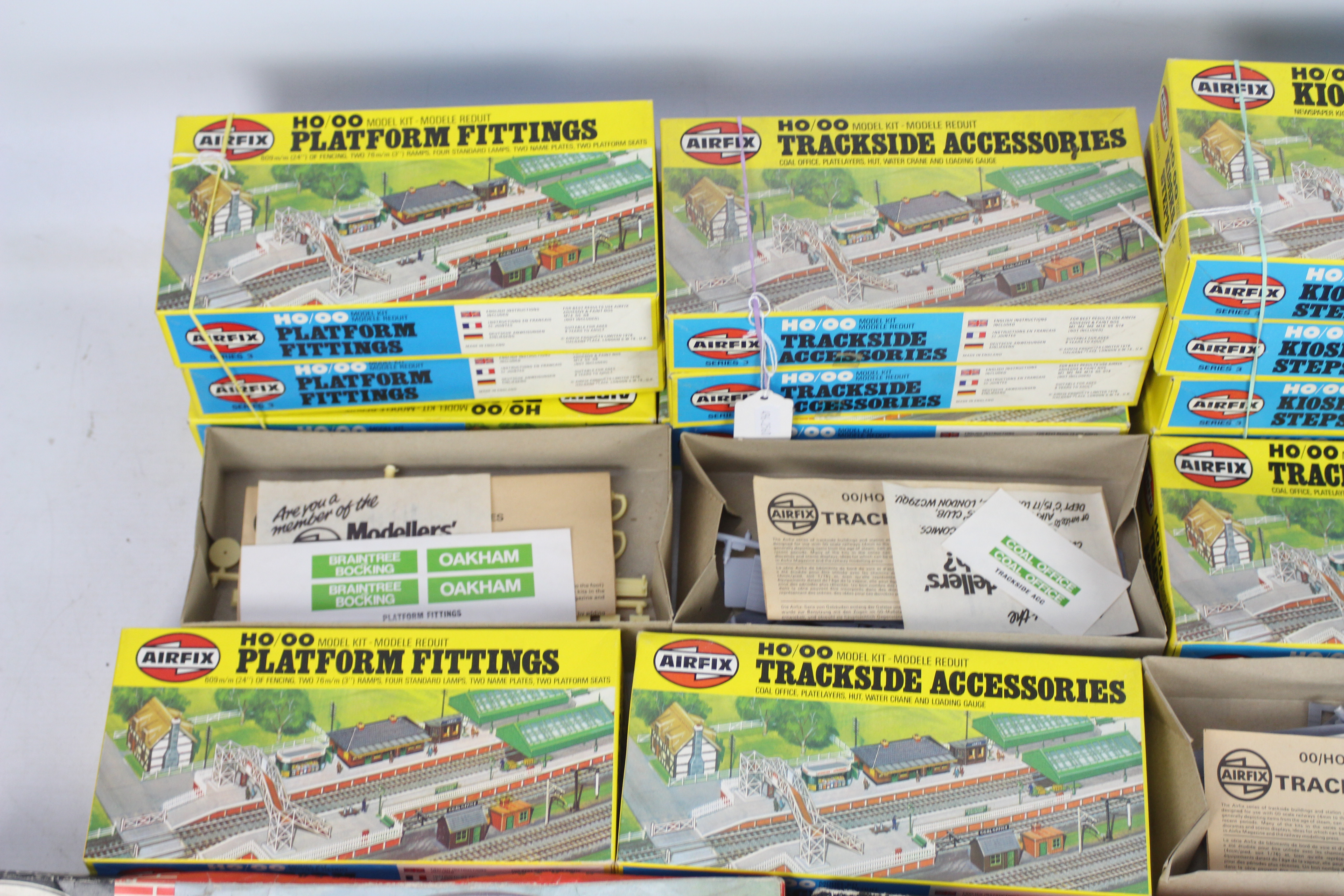 Airfix - 17 boxed OO gauge accessory model kits, 4 sets of Platform Fittings # 03607-4, - Bild 2 aus 3