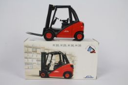 Conrad - A boxed Linde H35 Fork Lift Truck in 1:25 scale # 2785.