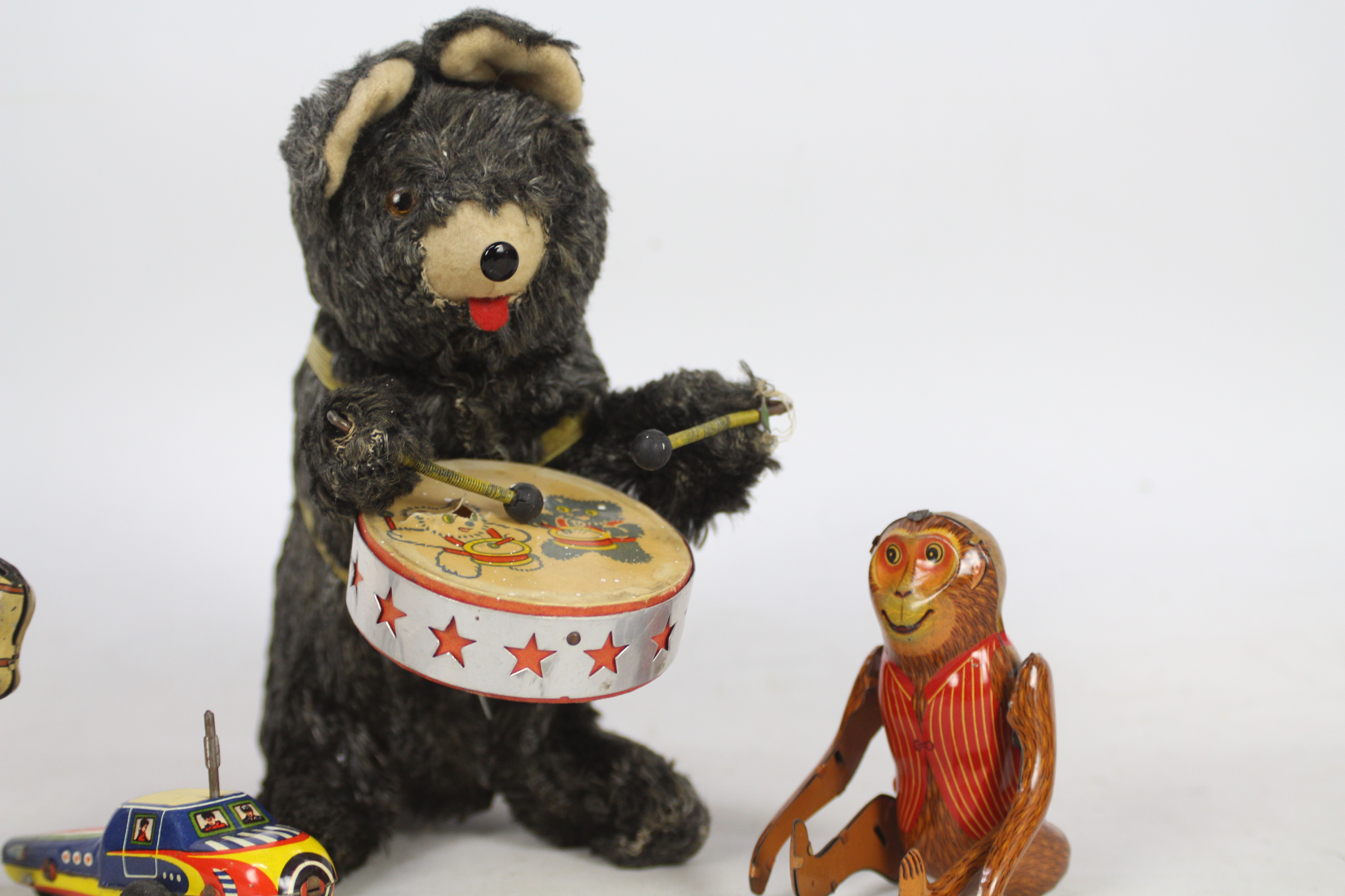 Unknown Makers - A collection of vintage clockwork and tinplate toys including a Drumming Bear - Bild 3 aus 4