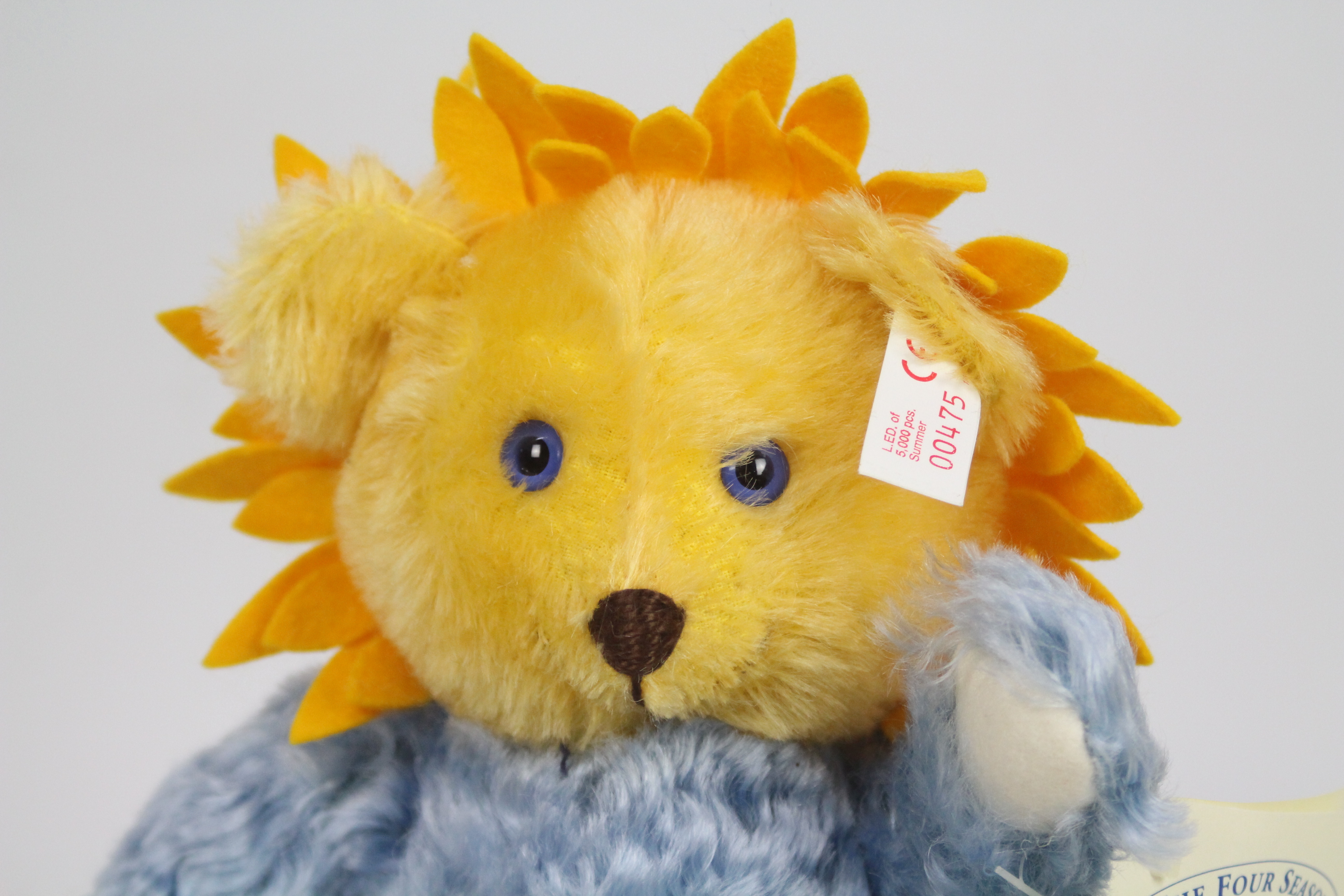 Steiff - A boxed white / blue mohair #00475 'Four Seasons Sun Beam 1997' - The bear has plastic - Bild 3 aus 9