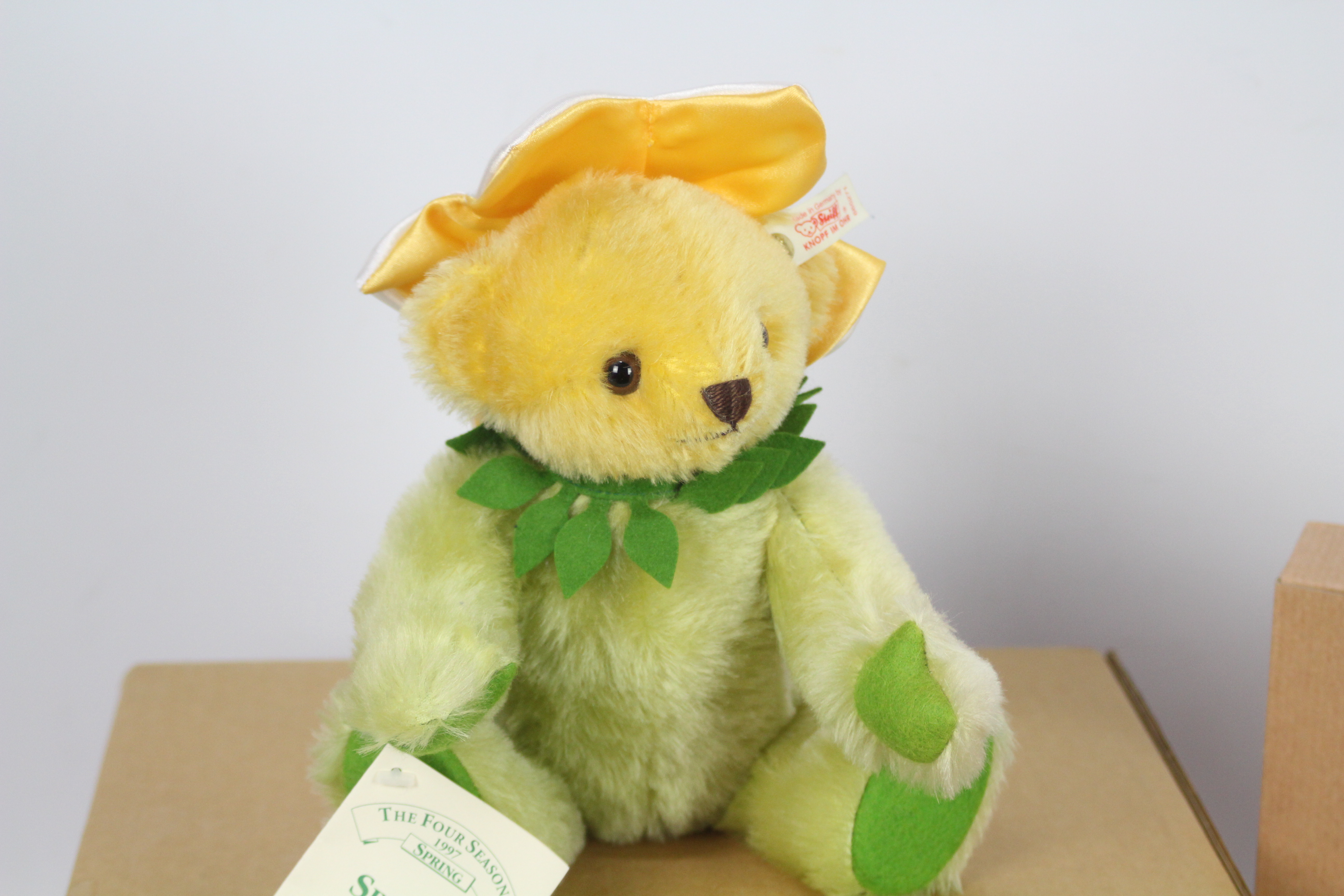 Steiff - A boxed green / blonde mohair #00990 Four Seasons 'Sprout' Spring 1997 - The green bear - Bild 2 aus 6