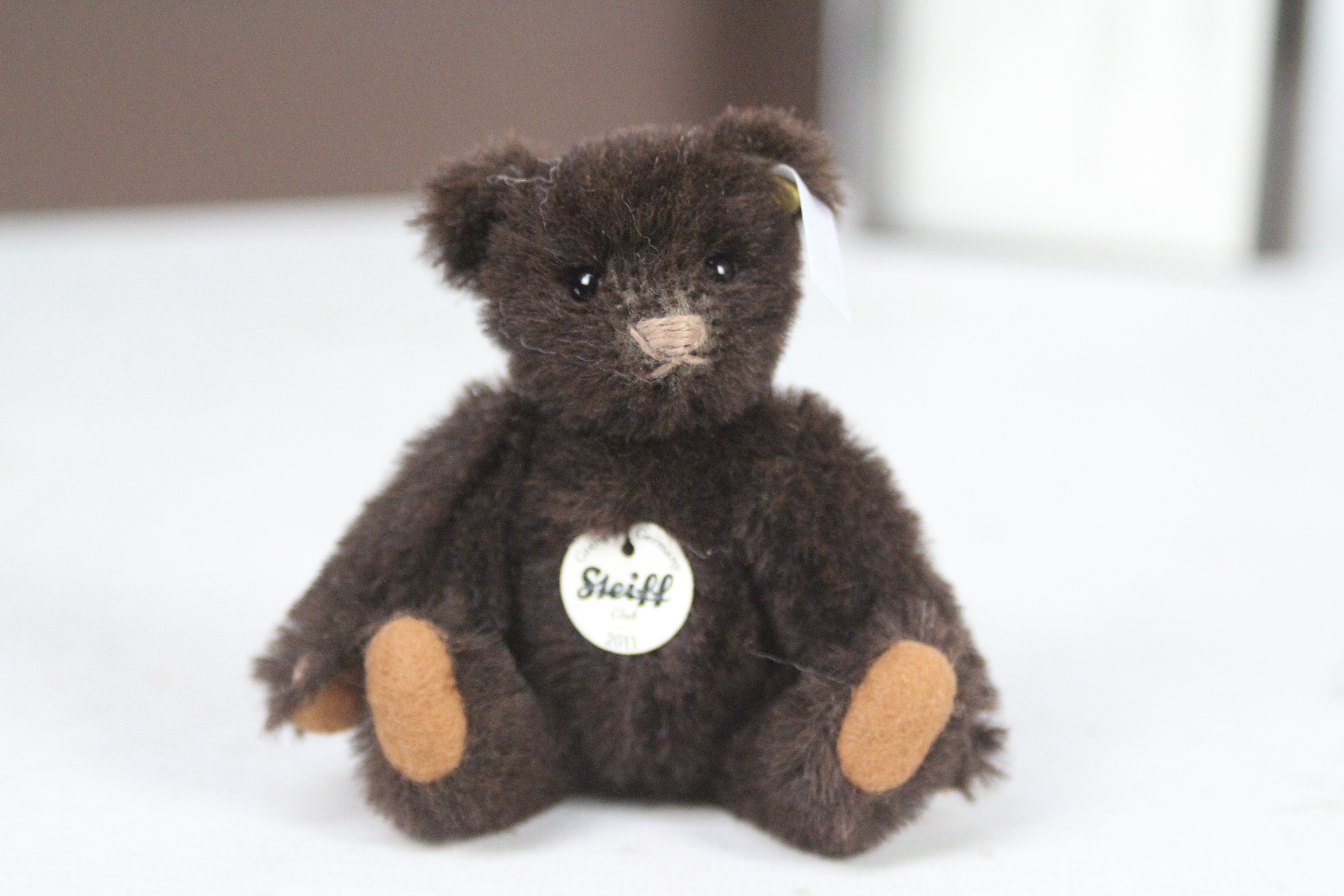 Steiff - A boxed miniature alpaca 'Annual Gift 2011' bear - The brown bear has plastic eyes, - Bild 2 aus 6