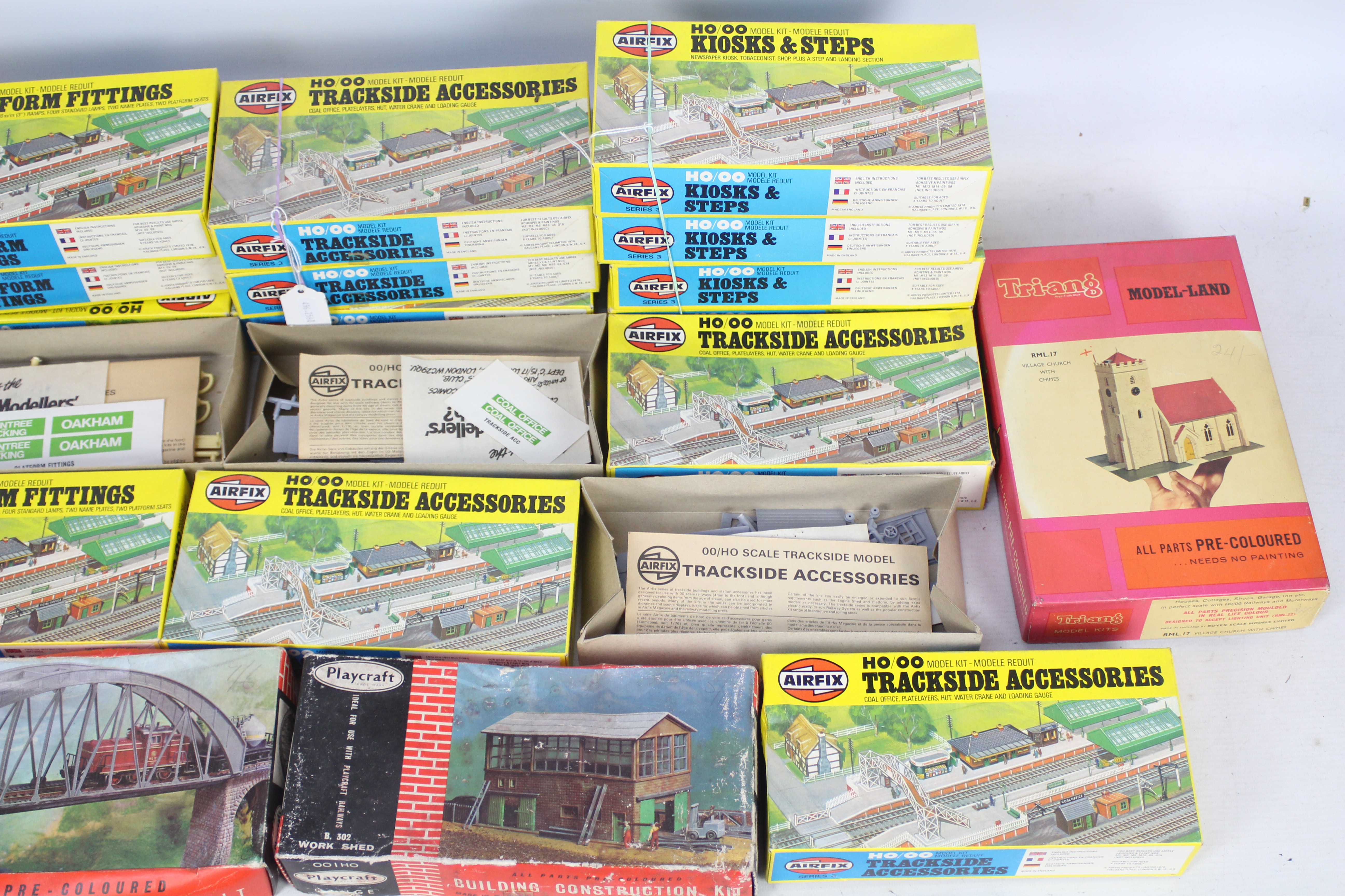 Airfix - 17 boxed OO gauge accessory model kits, 4 sets of Platform Fittings # 03607-4, - Bild 3 aus 3