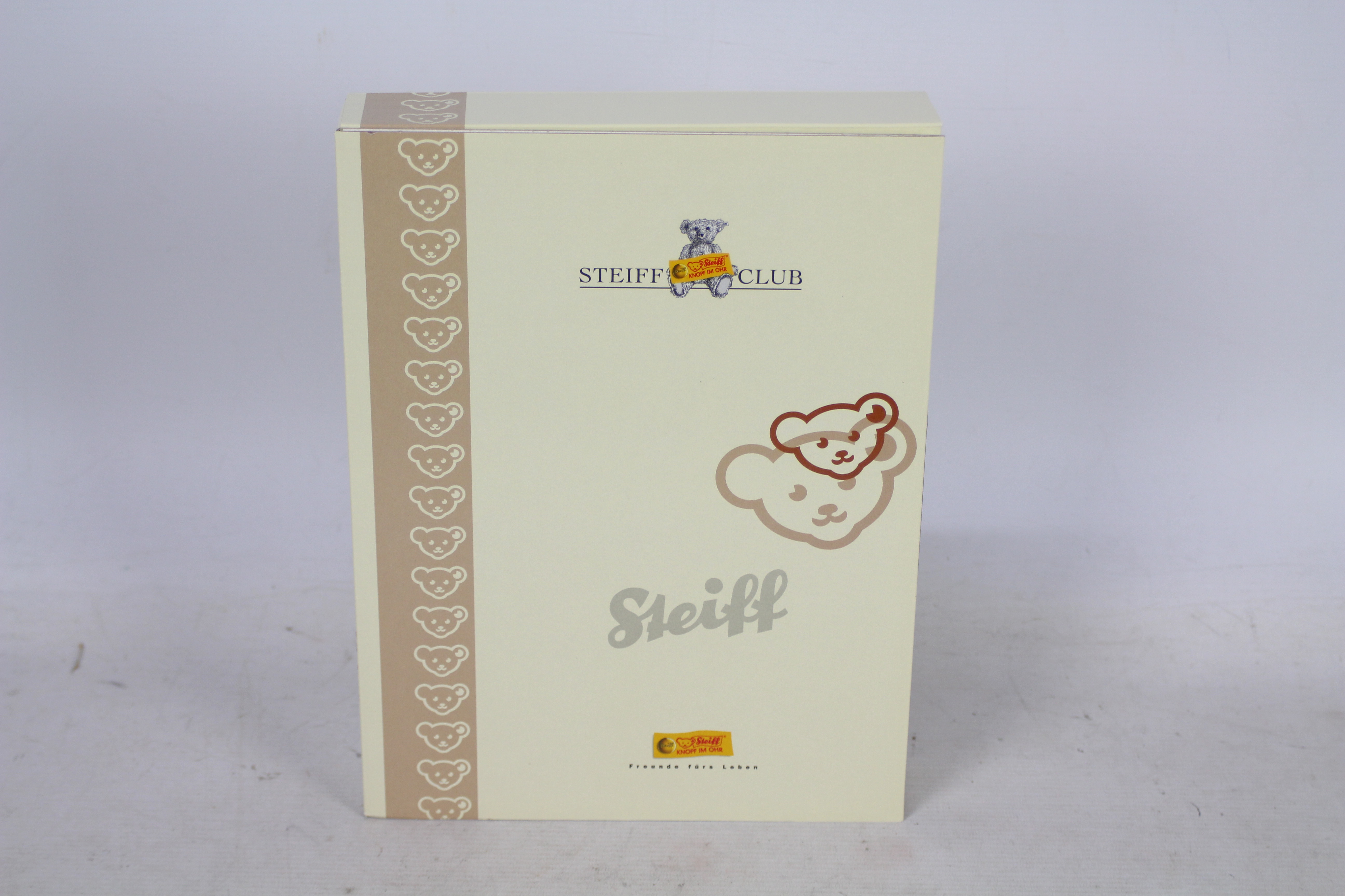 Steiff - A boxed miniature mohair 'Annual Gift 2005' bear - The silver grey bear has plastic eyes, - Bild 5 aus 5