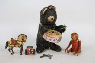 Unknown Makers - A collection of vintage clockwork and tinplate toys including a Drumming Bear
