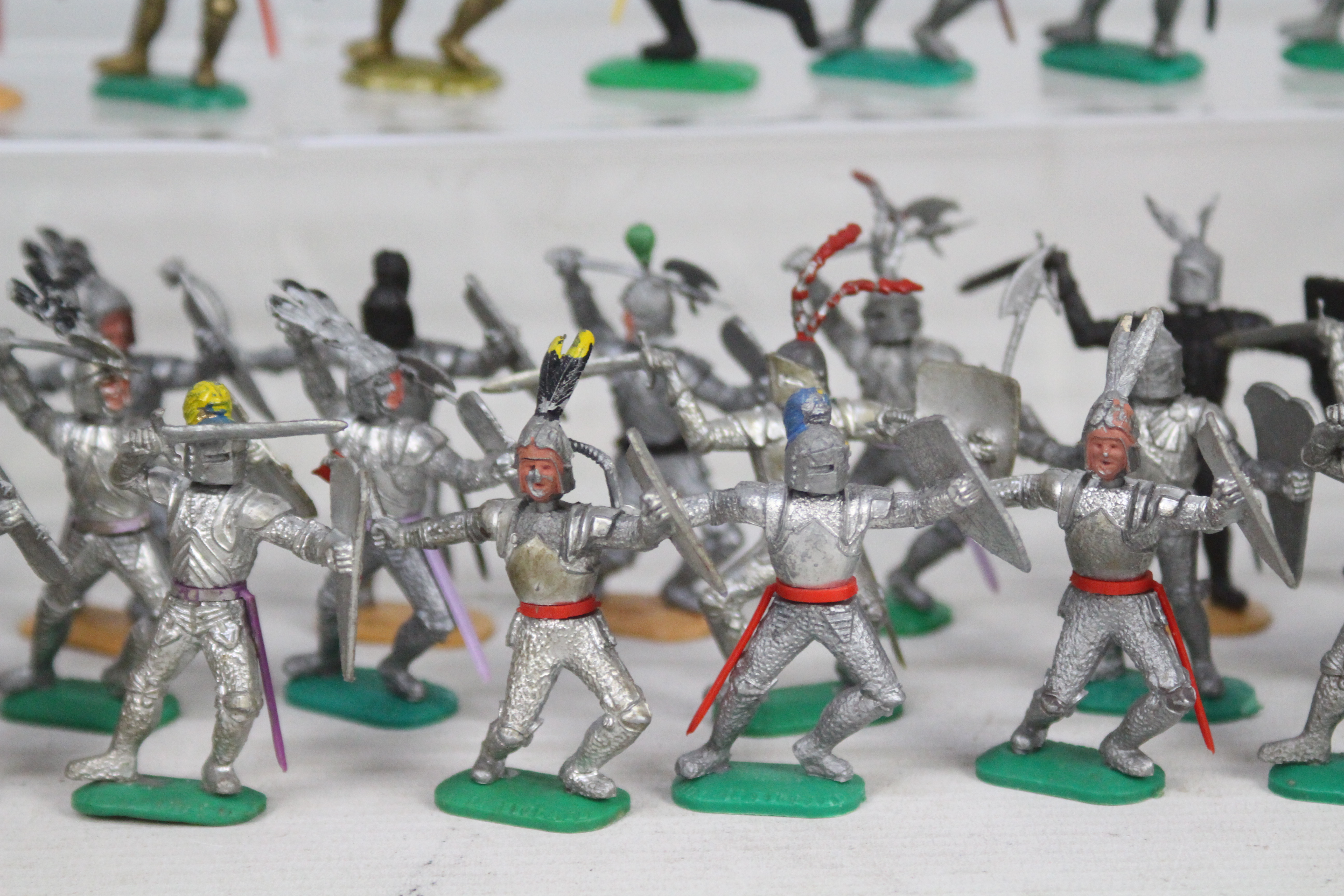 Timpo - A group of 85 Foot Knights in silver, black and gold. - Image 5 of 5