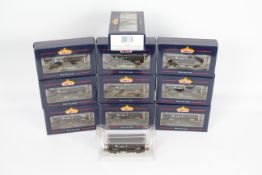 Bachmann - A fleet of 10 x boxed OO gauge 46 Tonne Covered Hopper wagons in CEA orange and black