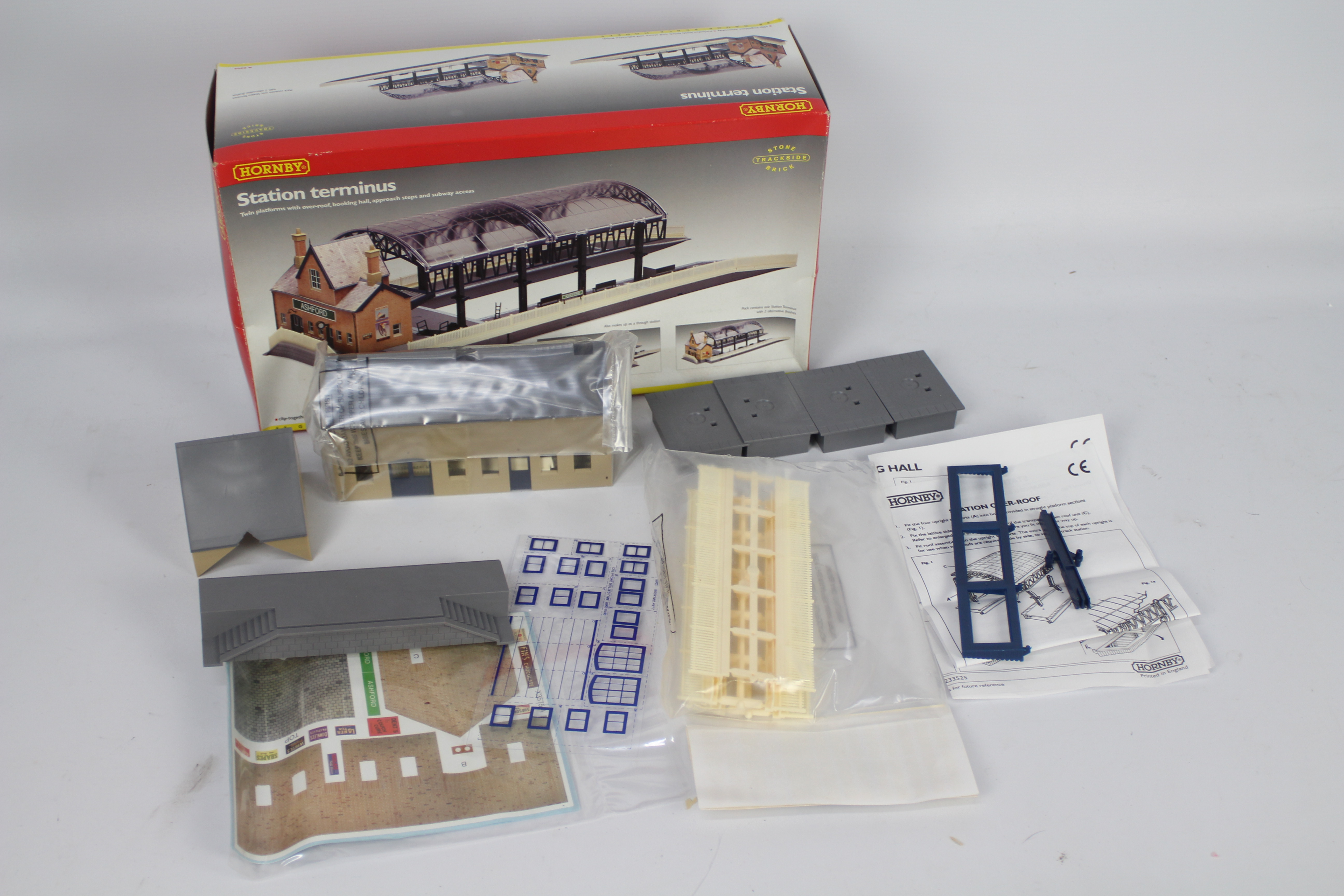 Hornby - A boxed OO gauge Station Terminus # R8009 and a boxed electrically operated Turntable # - Image 2 of 3