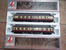 Lima - Two O gauge, model Mk 1 passenger corridor carriages, maroon and cream livery,