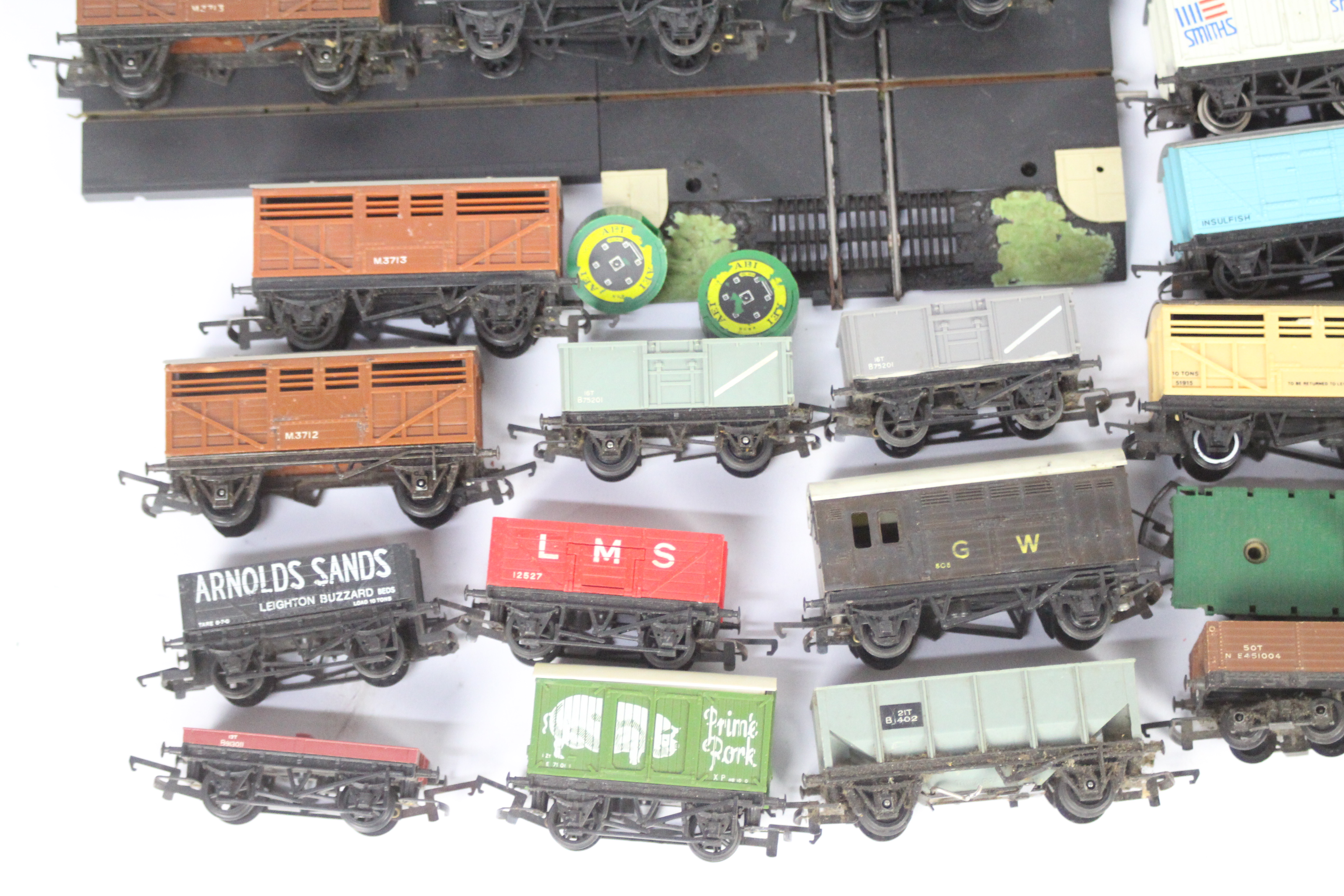 Hornby, Triang - 25 x unboxed Hornby and Triang OO gauge wagons, - Image 2 of 4