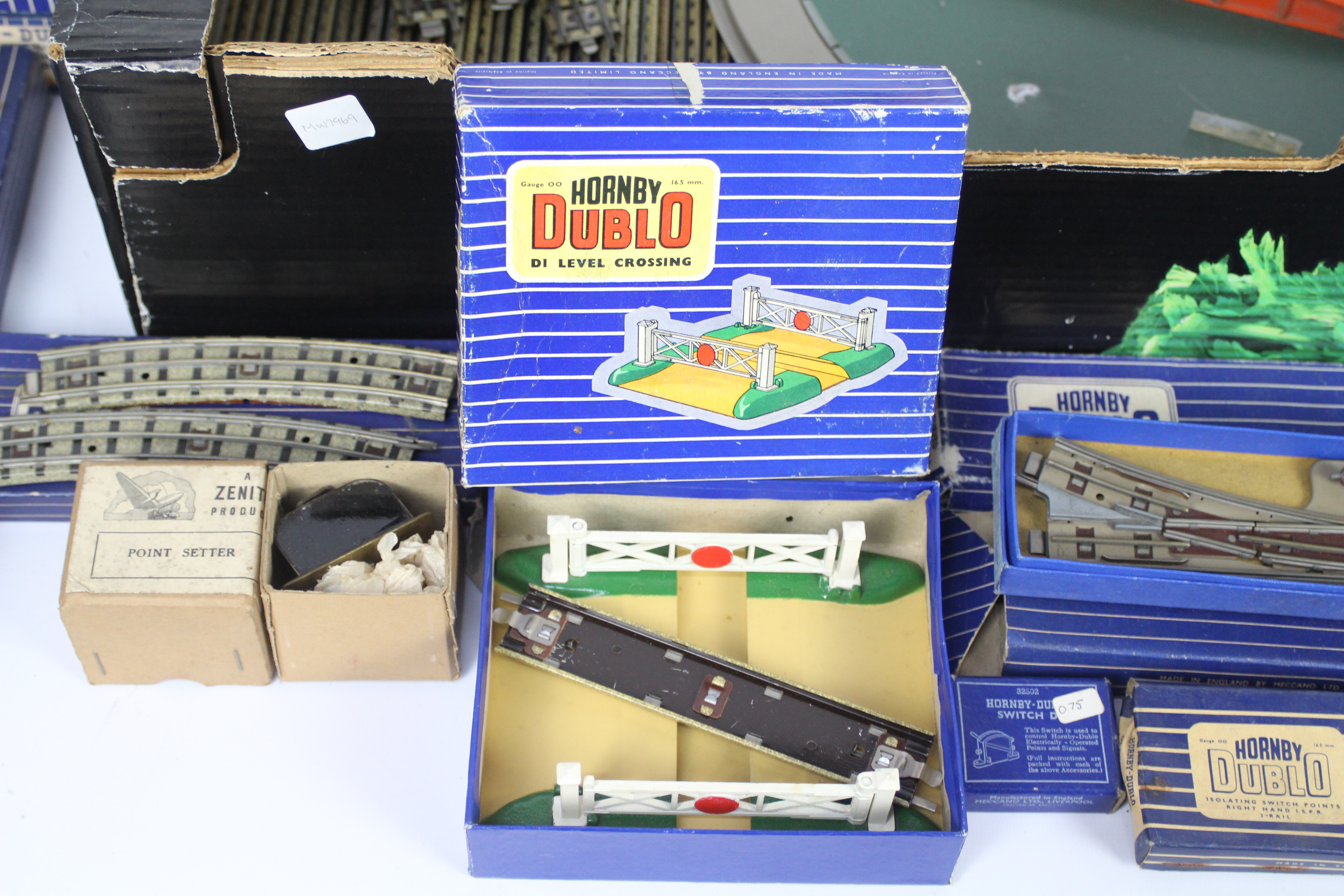 Hornby - Hornby Dublo - A quantity of boxed and unboxed TT gauge and OO gauge track and accessories - Image 3 of 5