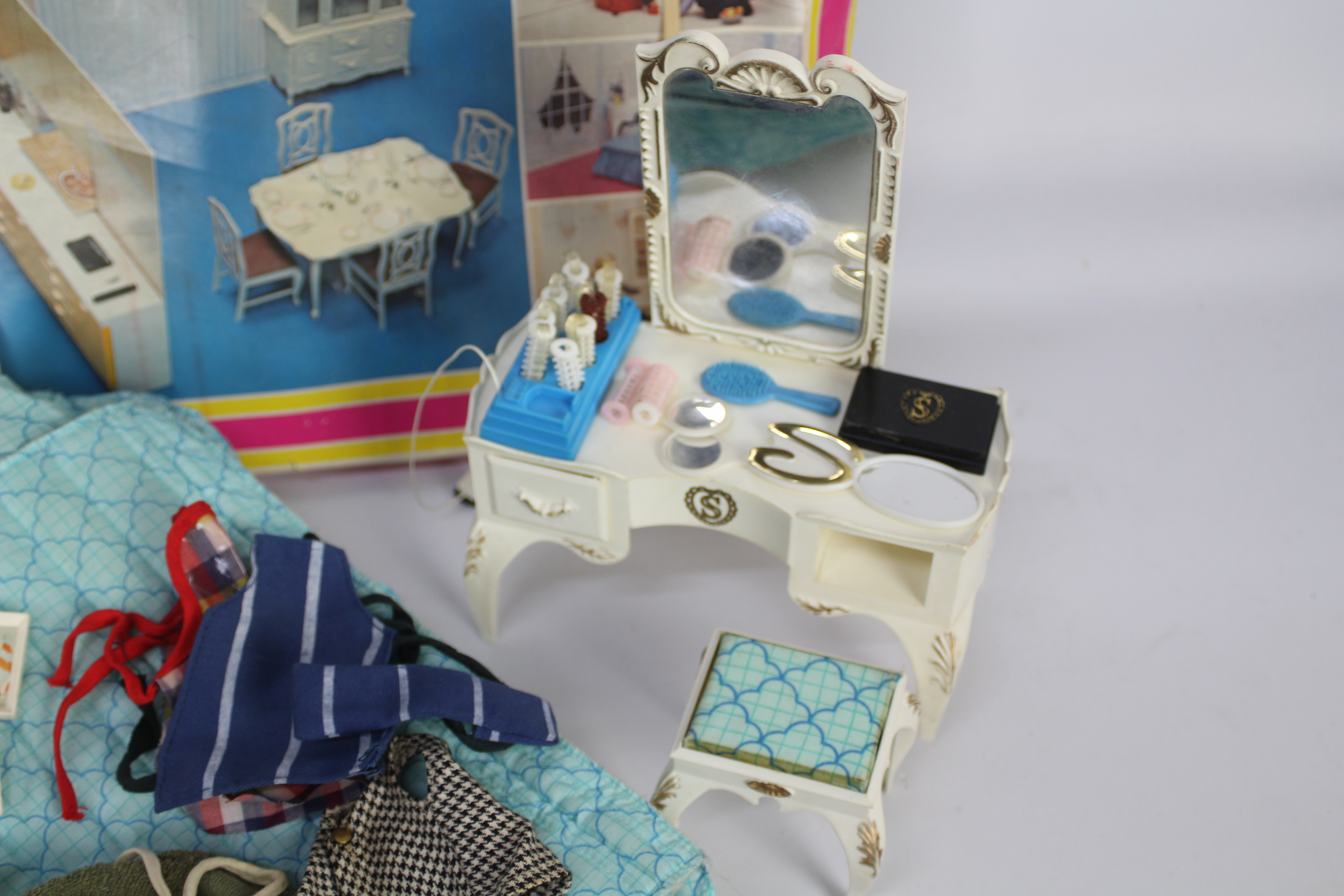 Pedigree - Sindy - A collection of items including boxed Sindy Home set 44543, wardrobe, - Image 4 of 4