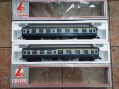 Lima - Two O gauge, model Mk 1 passenger corridor carriages, blue and grey livery, # 316619,