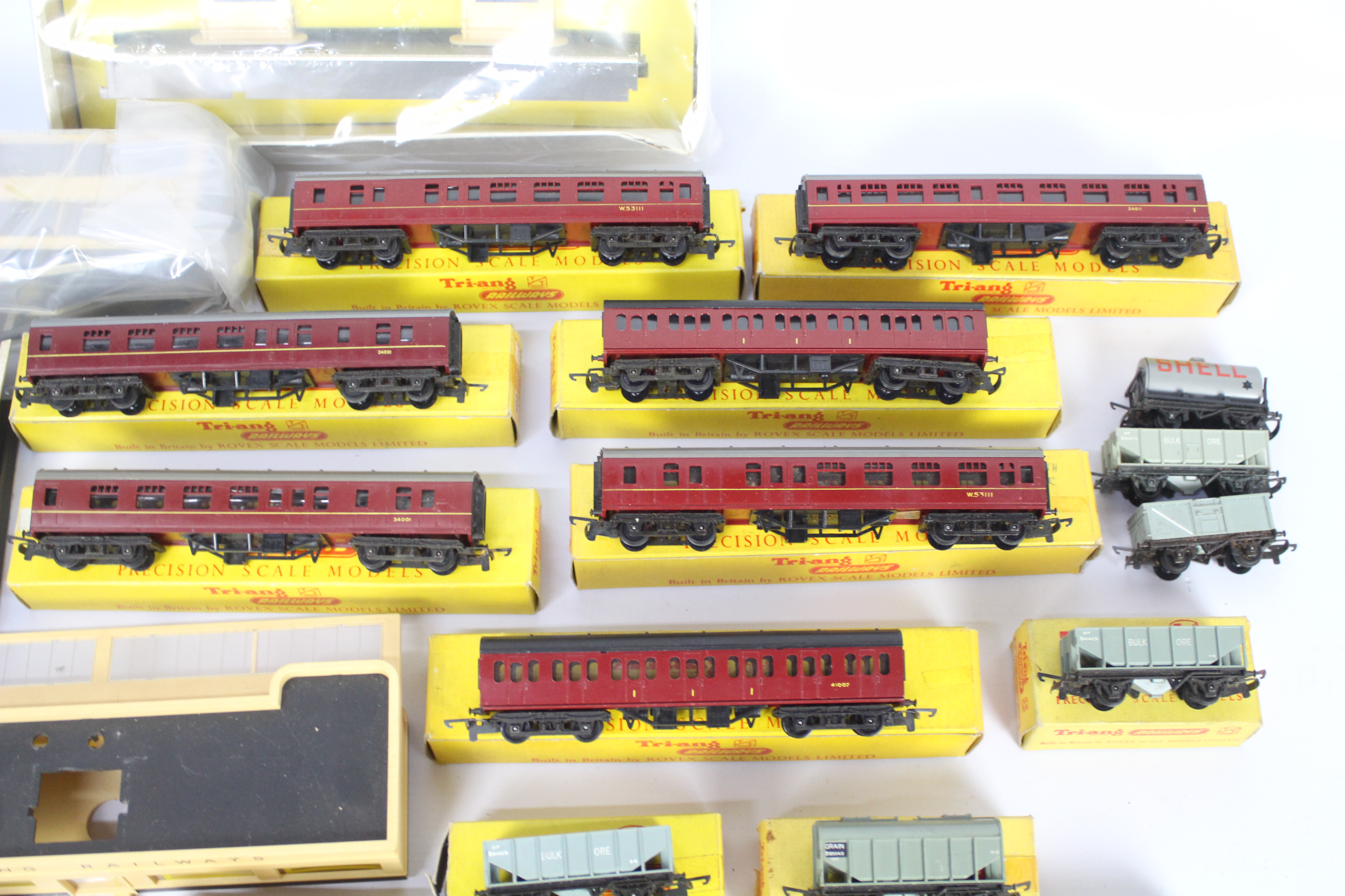 Triang - 12 x TT gauge model carriages, a factory sealed and non factory sealed accessories, - Image 4 of 5