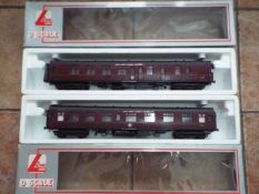 Lima - Two O gauge, model Mk 1 passenger corridor carriages of which one with illumination facility,