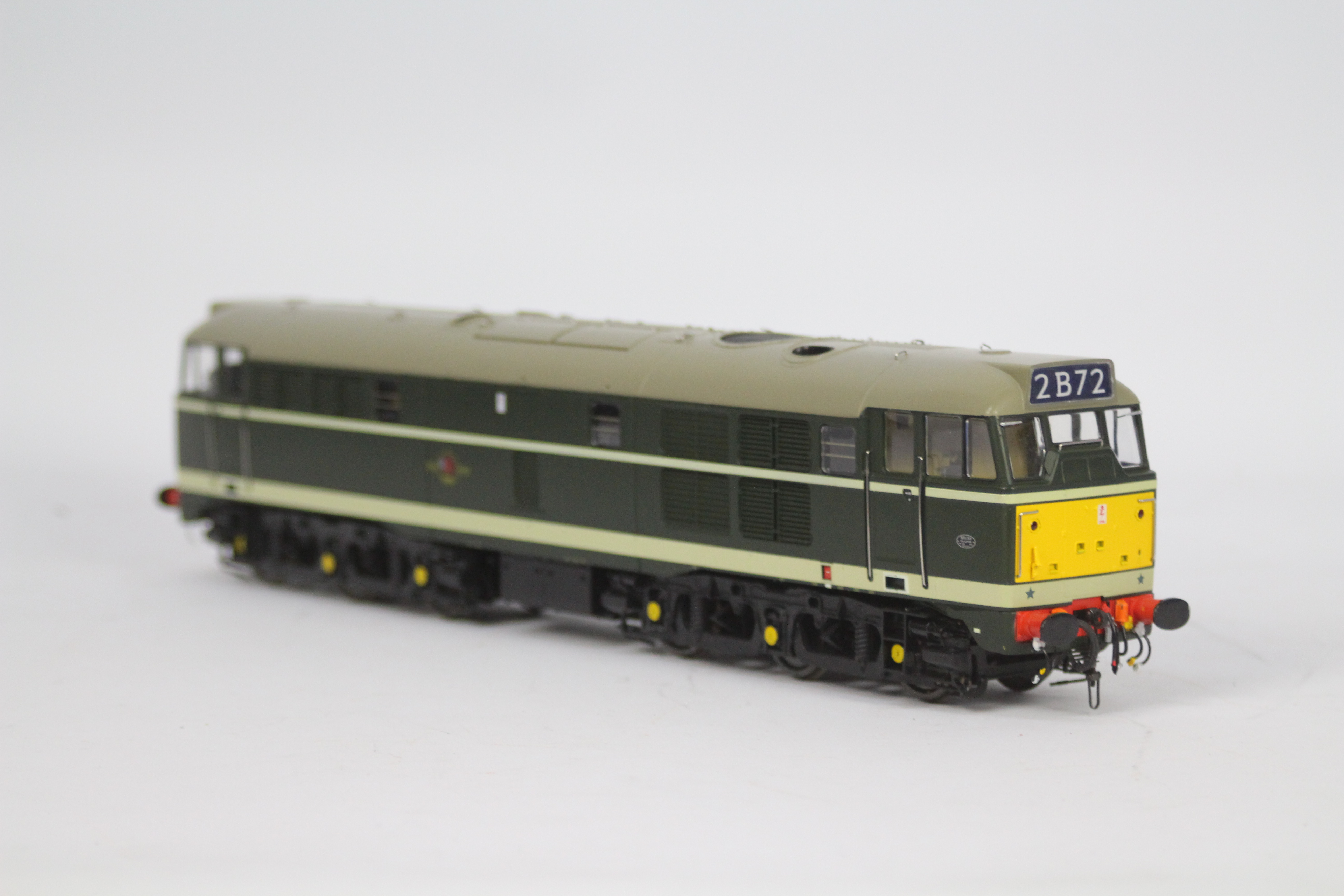 Heljan - an O gauge model BR class 31 diesel electric locomotive, green livery, # 31001, - Image 3 of 6