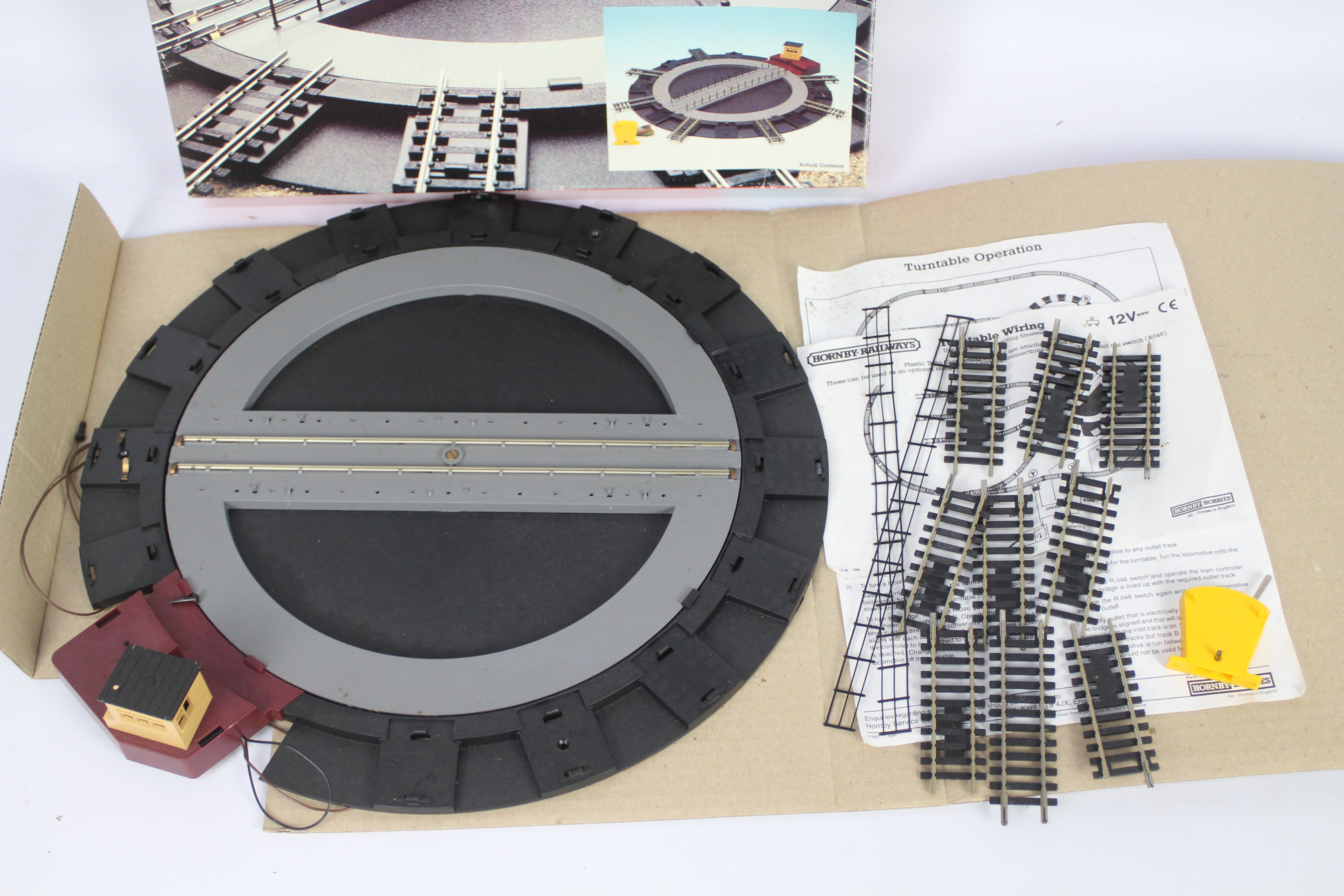 Hornby - A boxed OO gauge Station Terminus # R8009 and a boxed electrically operated Turntable # - Image 3 of 3