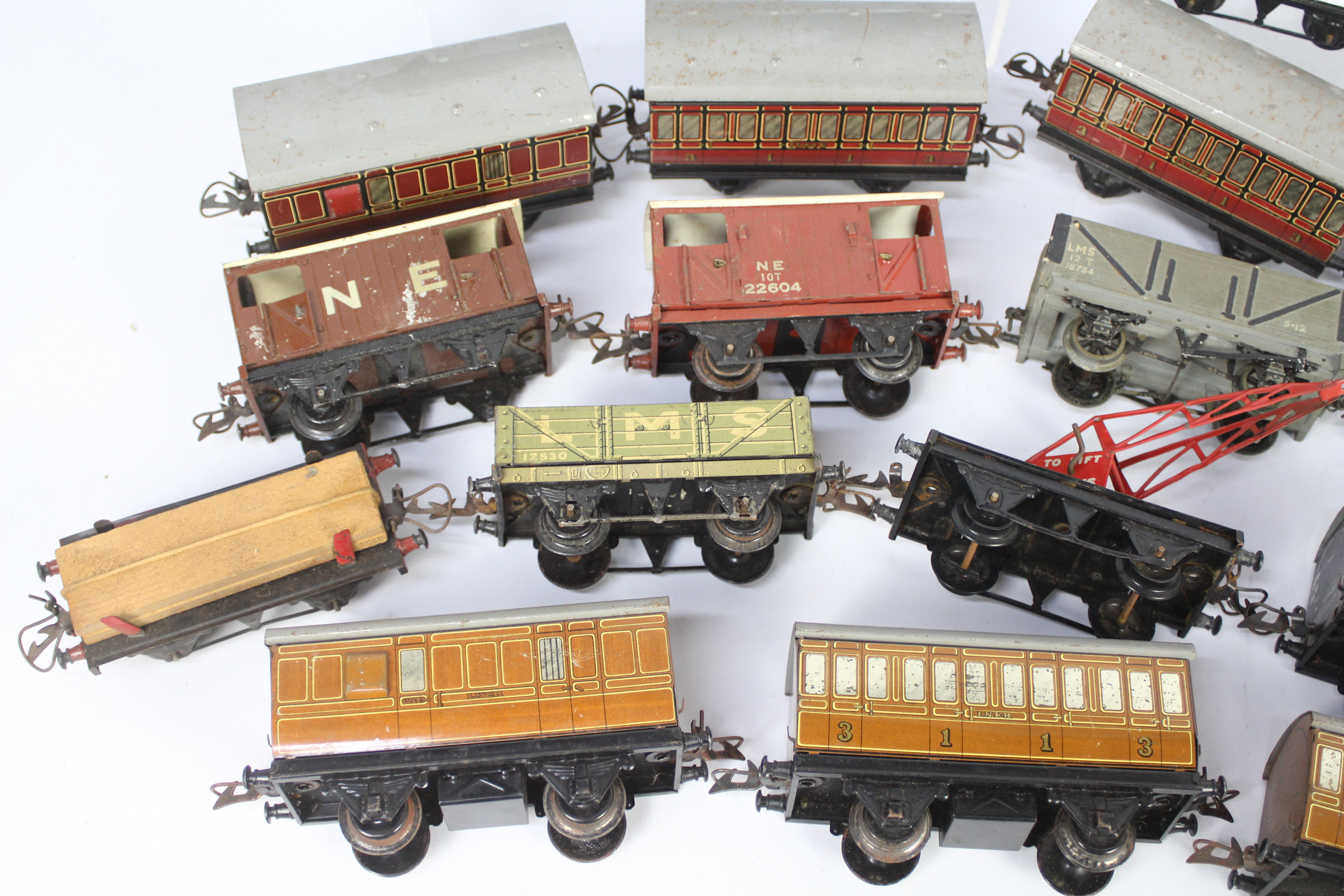 Hornby - A collection of 21 x O gauge tinplate wagons and coaches including 4 x tanker wagons, - Image 4 of 6