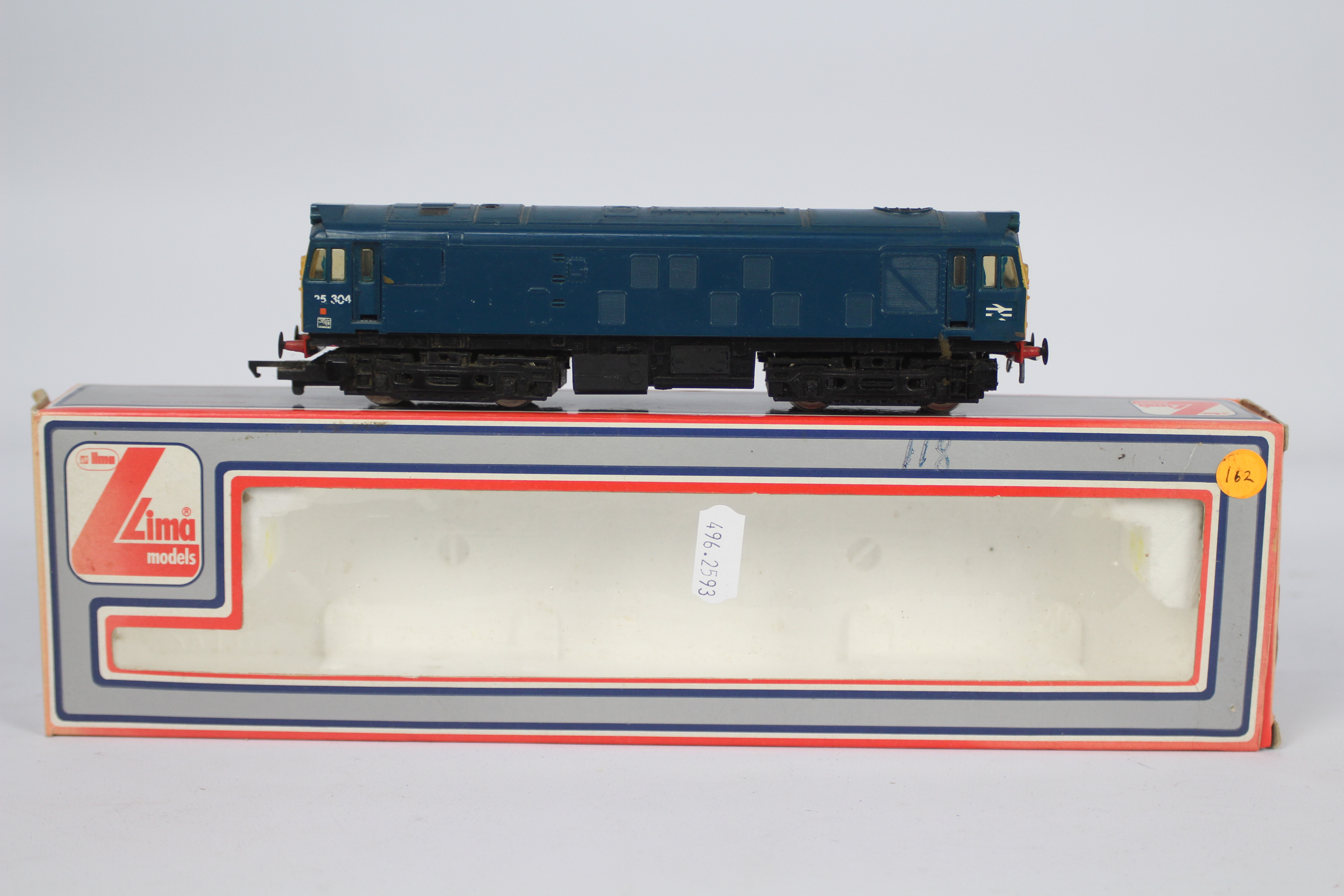 Hornby - an OO gauge class 25 diesel electric locomotive, op no 25304, BR blue livery, # R877,