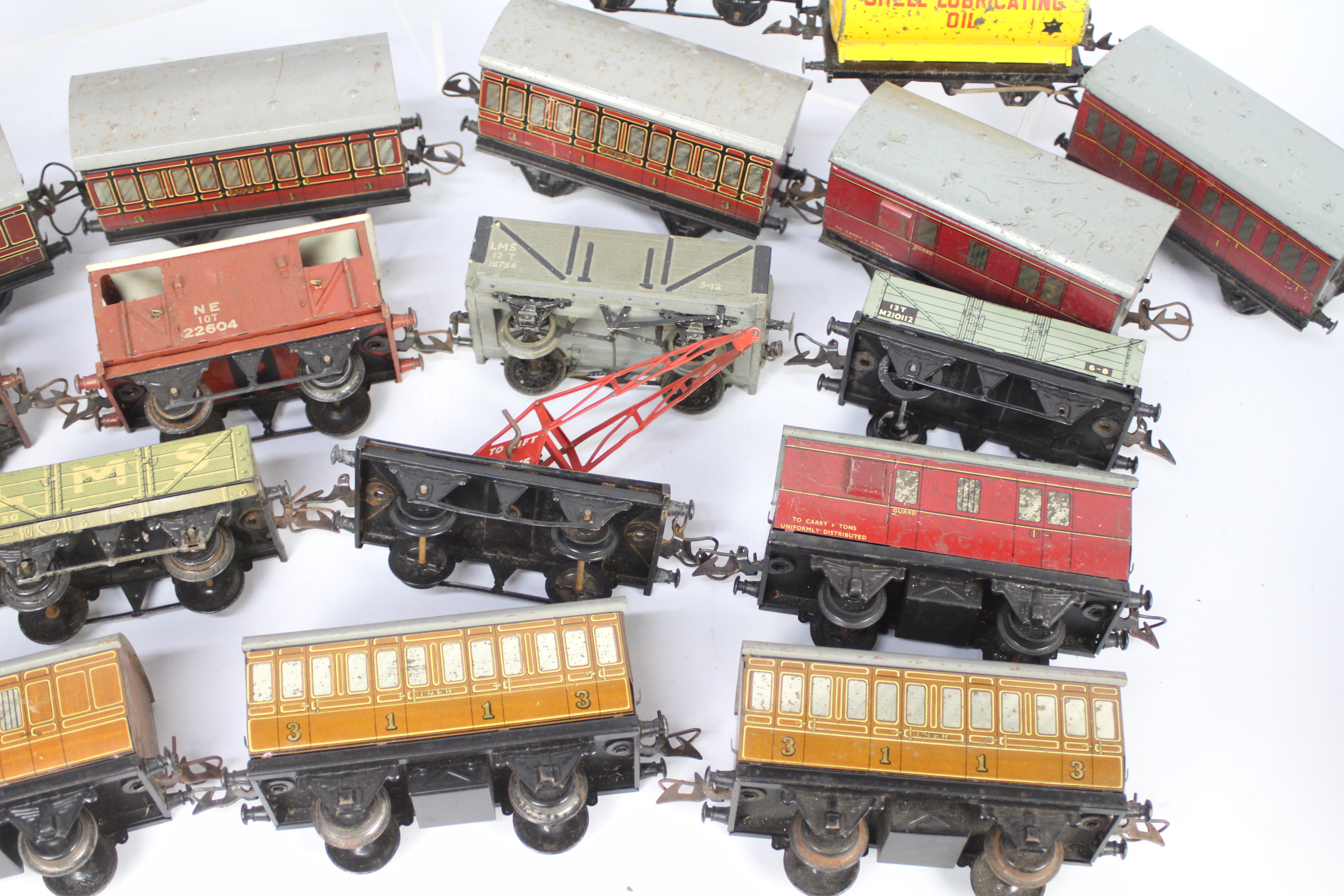 Hornby - A collection of 21 x O gauge tinplate wagons and coaches including 4 x tanker wagons, - Image 5 of 6
