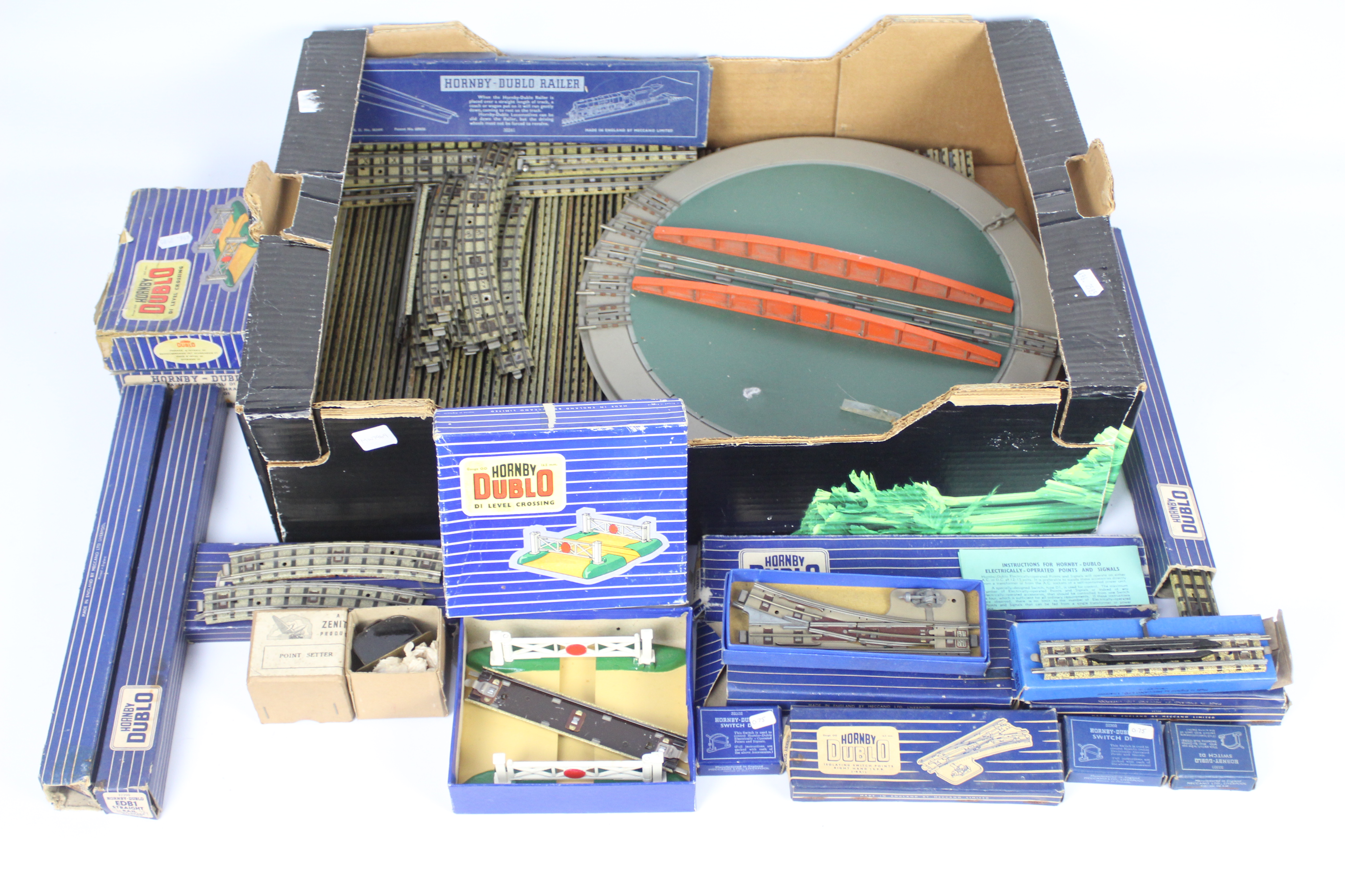 Hornby - Hornby Dublo - A quantity of boxed and unboxed TT gauge and OO gauge track and accessories
