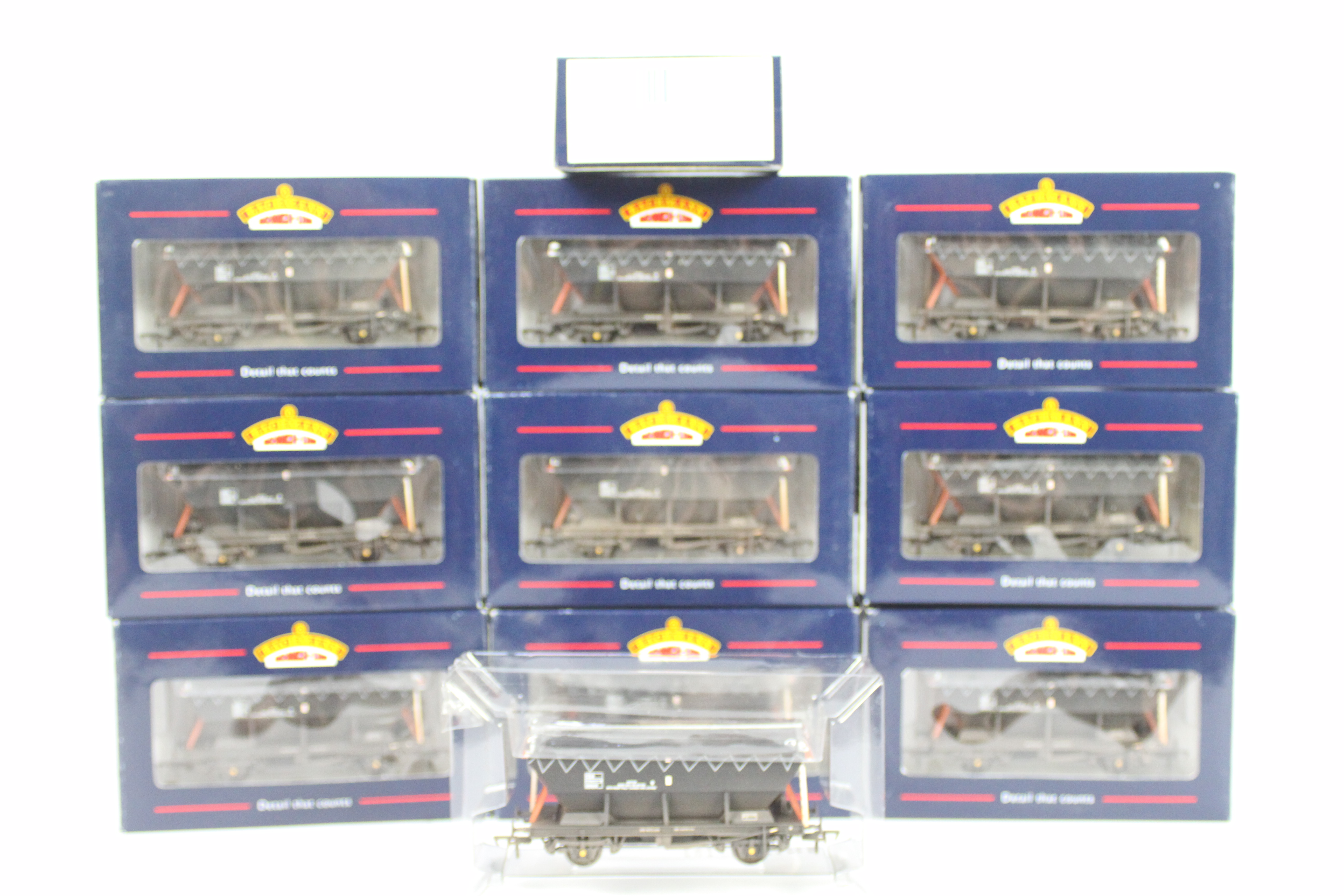 Bachmann - A fleet of 10 x boxed OO gauge 46 Tonne Covered Hopper wagons in CEA orange and black - Image 2 of 3