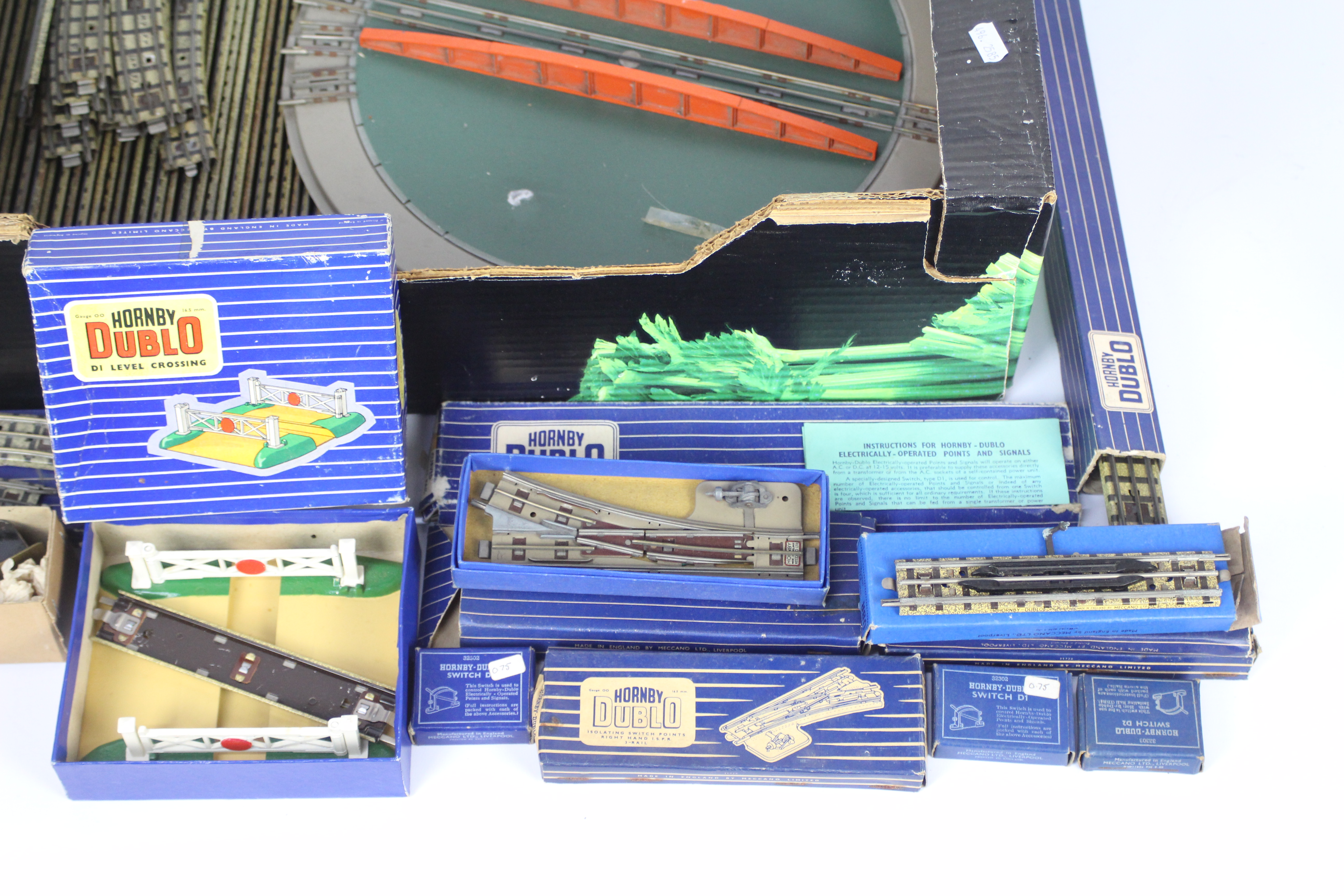 Hornby - Hornby Dublo - A quantity of boxed and unboxed TT gauge and OO gauge track and accessories - Image 2 of 5