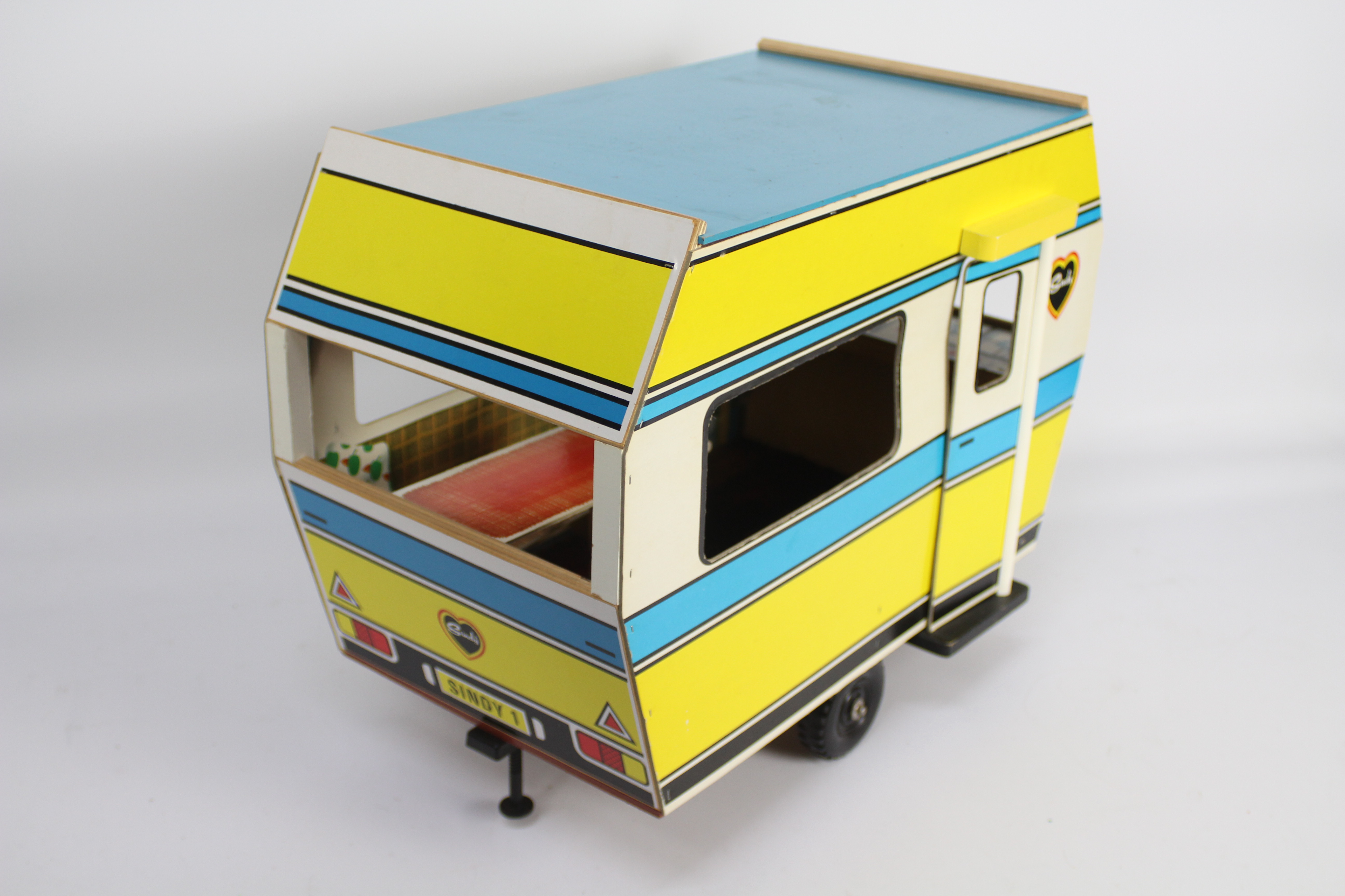 Pedigree - Sindy - A boxed Sindy Caravan with an unboxed Sindy Buggy and 2 x horses. - Image 4 of 4