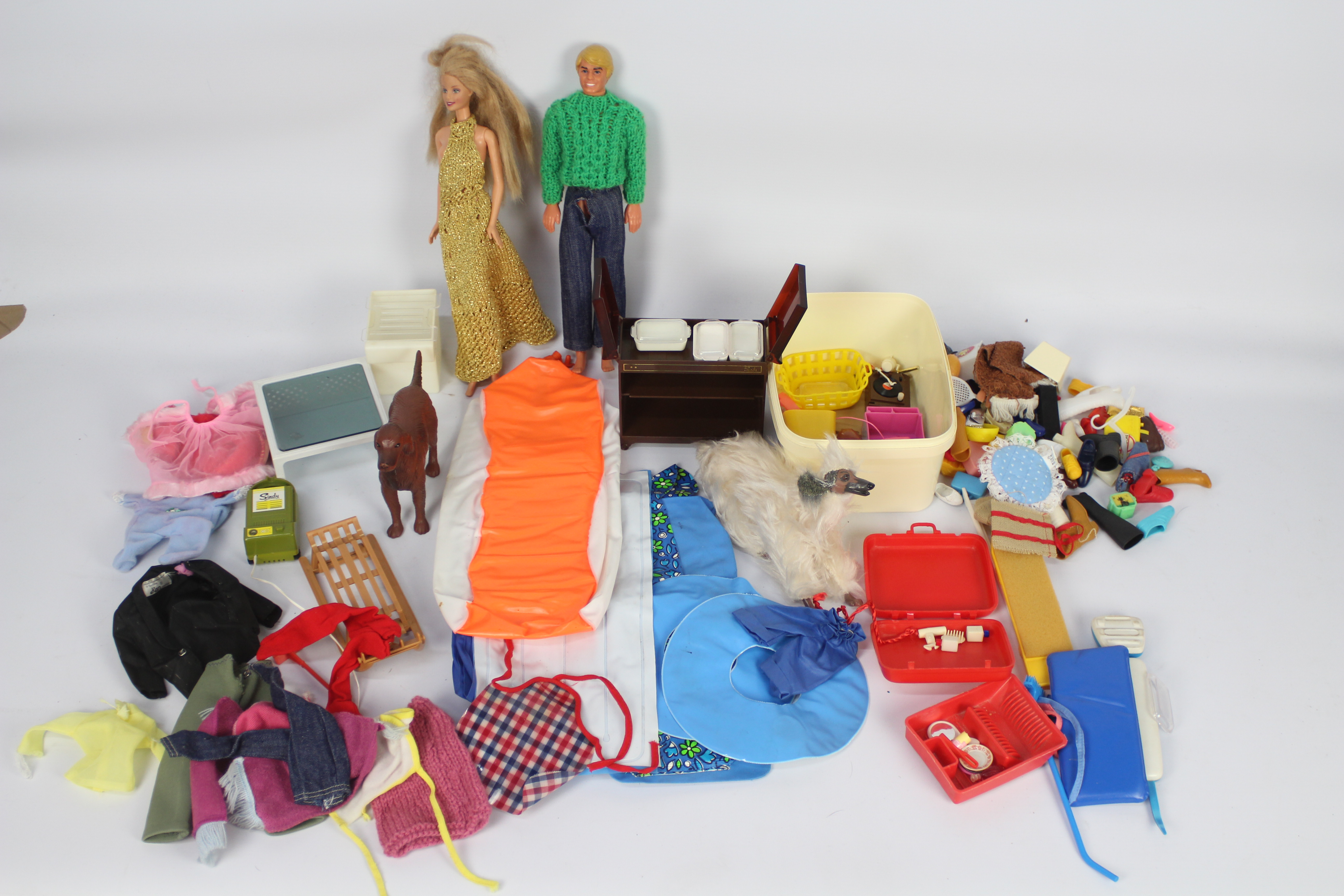 Sindy, Mattel - A mixed lot of Sindy and Mattel items - Lot includes a 1968 Mattel figure,