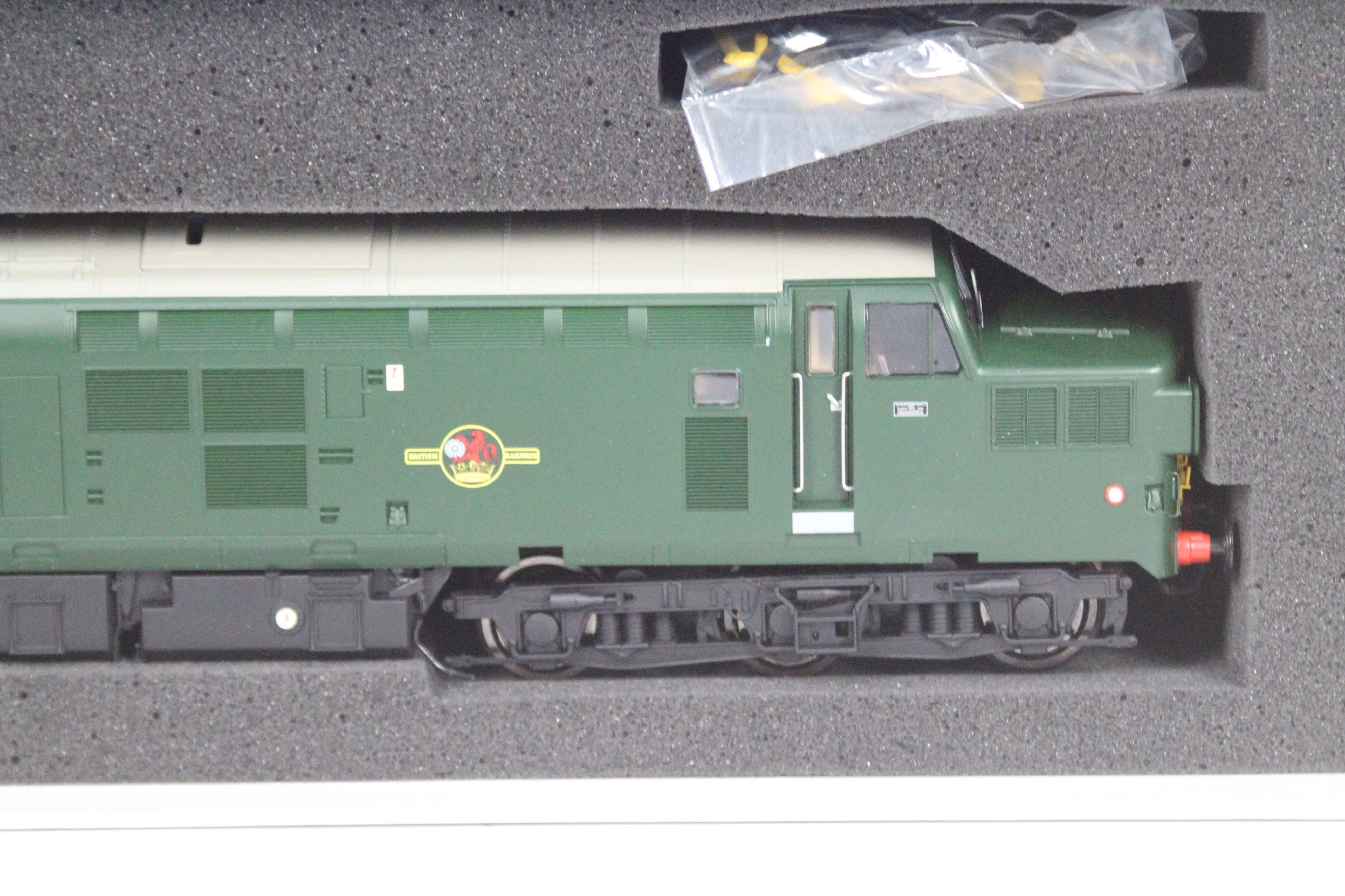 Heljan - an O gauge model BR class 37 diesel electric locomotive, green livery, - Image 4 of 4