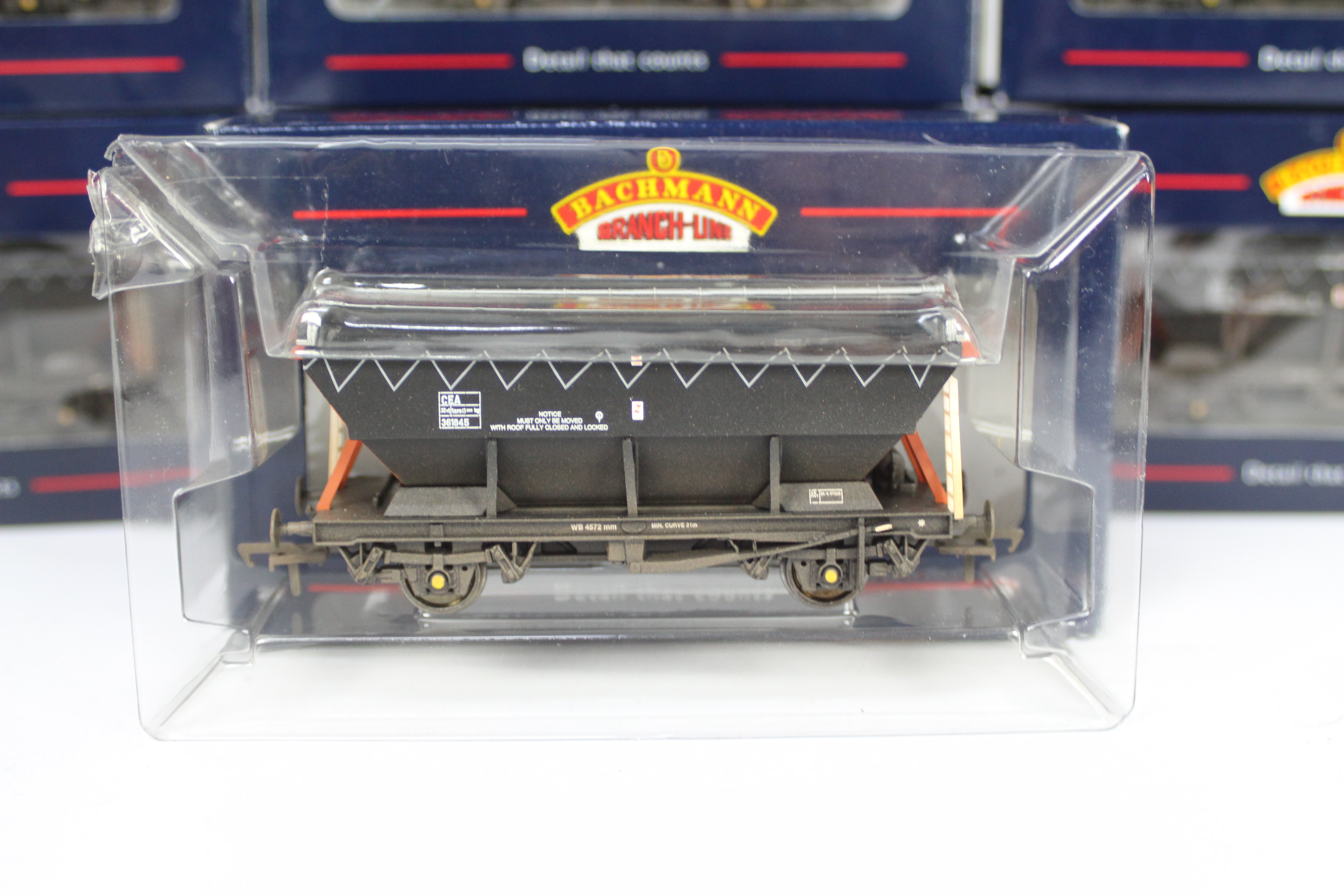 Bachmann - A fleet of 10 x boxed OO gauge 46 Tonne Covered Hopper wagons in CEA orange and black - Image 3 of 3