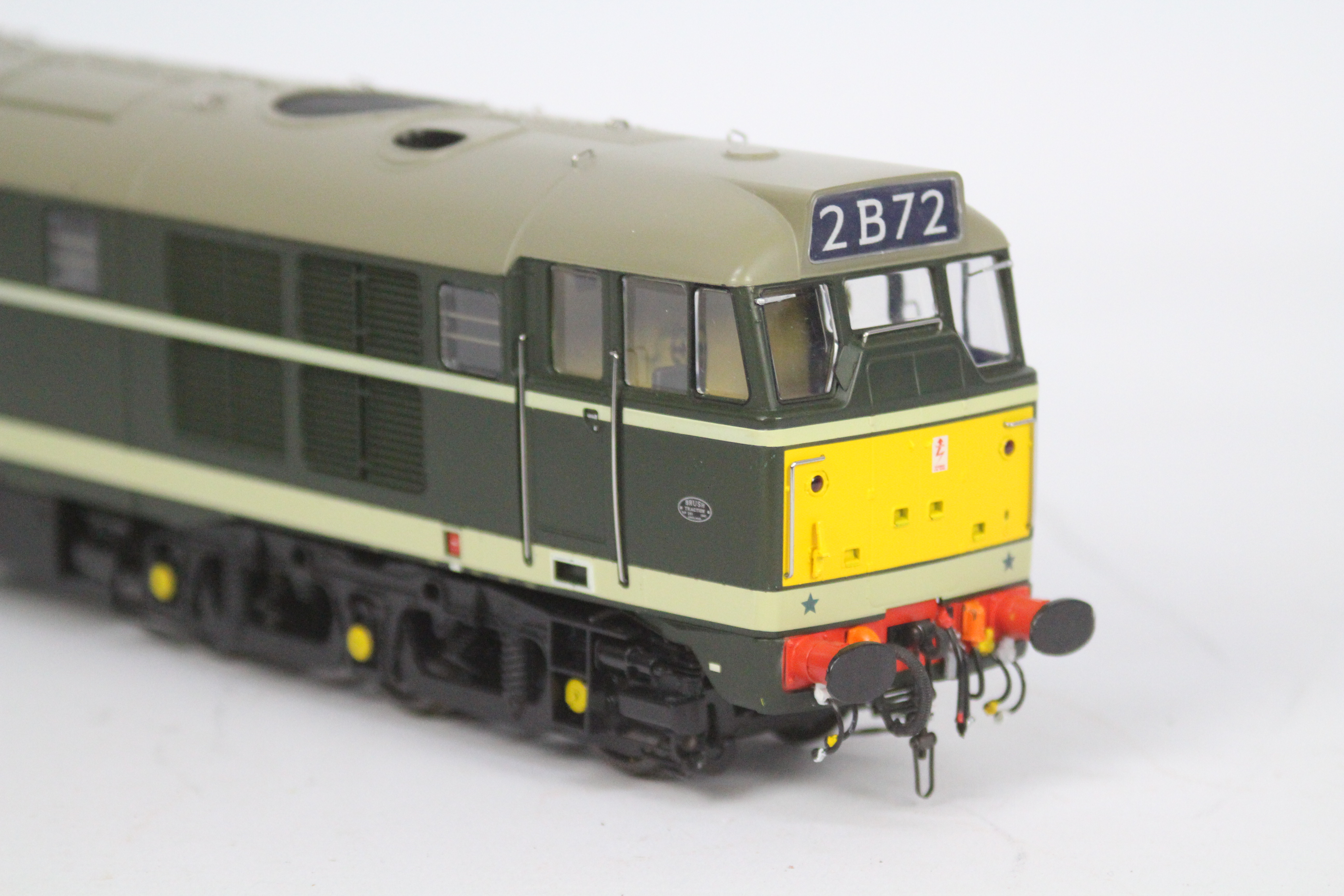 Heljan - an O gauge model BR class 31 diesel electric locomotive, green livery, # 31001, - Image 4 of 6