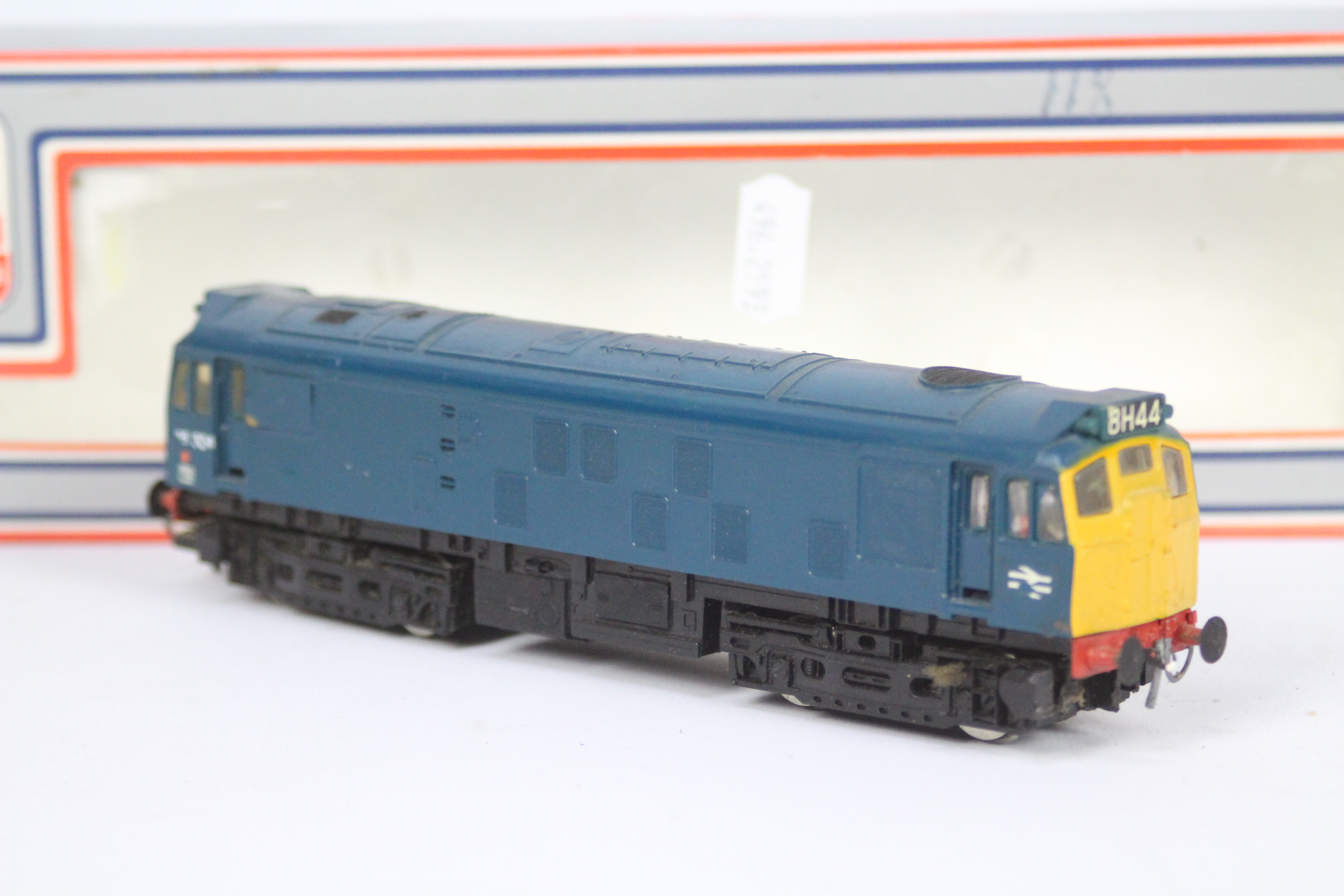 Hornby - an OO gauge class 25 diesel electric locomotive, op no 25304, BR blue livery, # R877, - Image 2 of 2